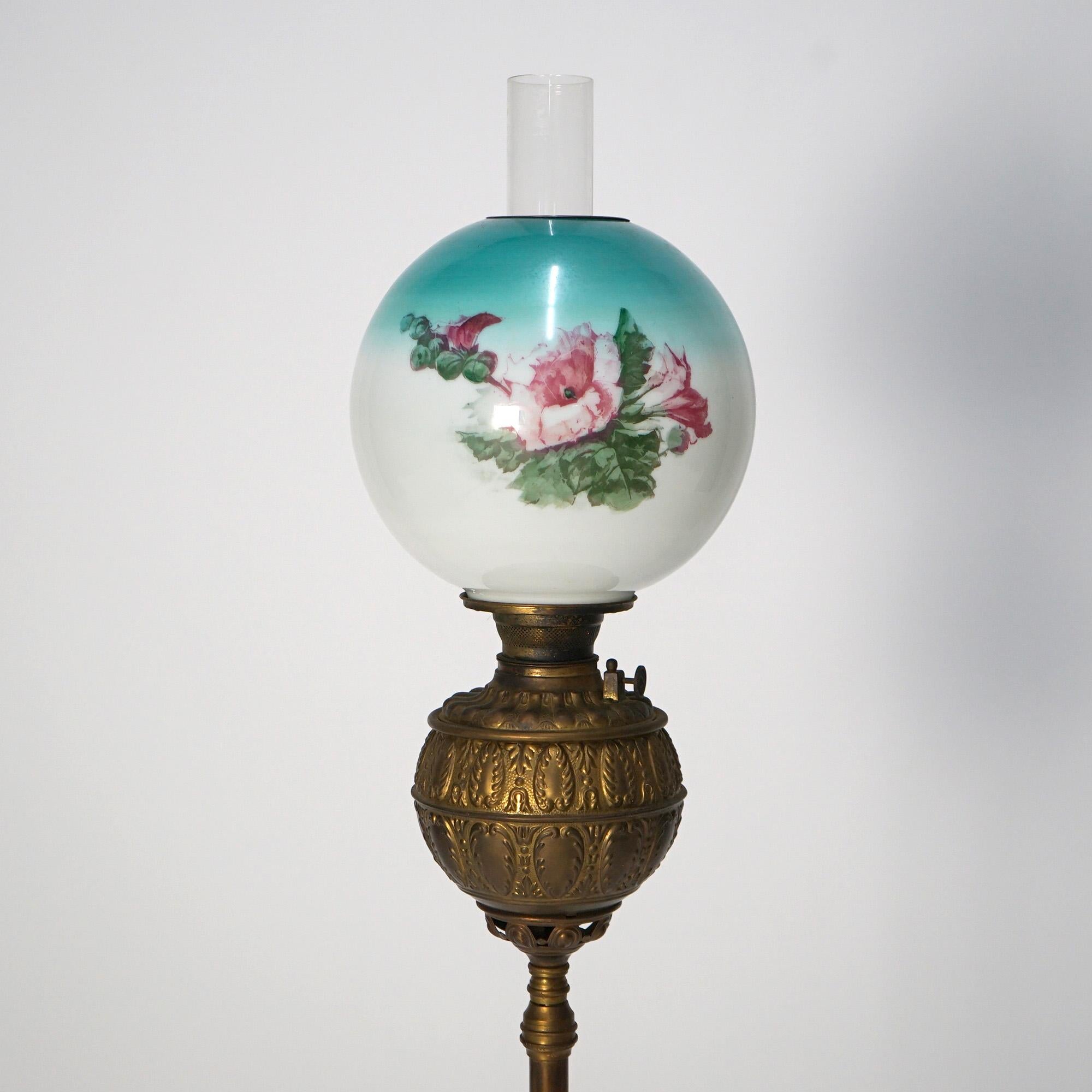 Victorien Lampe à huile de piano télescopique en laiton antique et abat-jour floral peint à la main, vers 1890 en vente