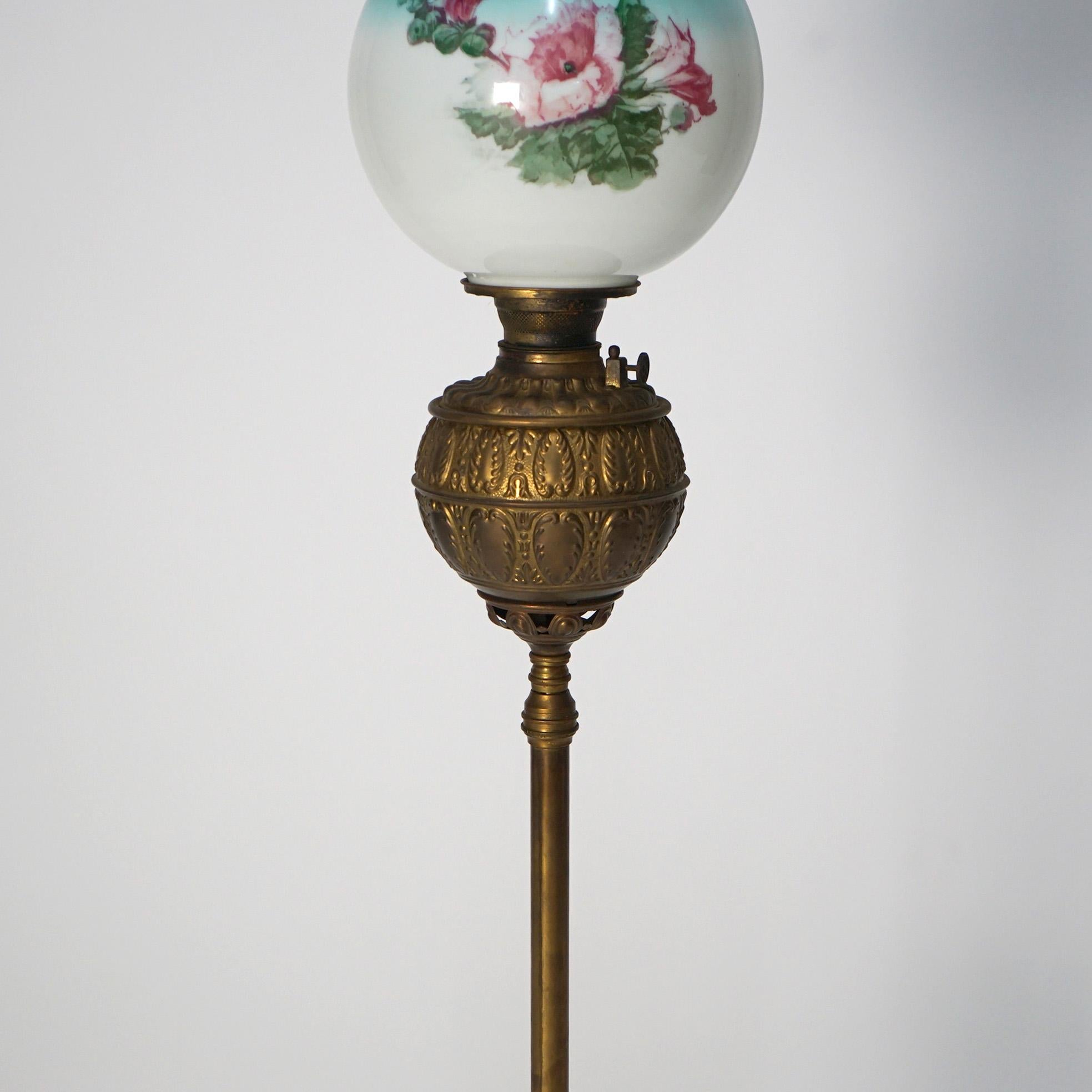 Peint à la main Lampe à huile de piano télescopique en laiton antique et abat-jour floral peint à la main, vers 1890 en vente