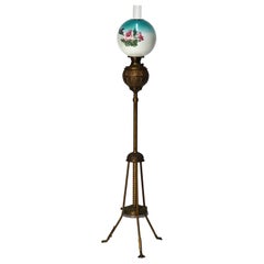 Lampe à huile de piano télescopique en laiton antique et abat-jour floral peint à la main, vers 1890