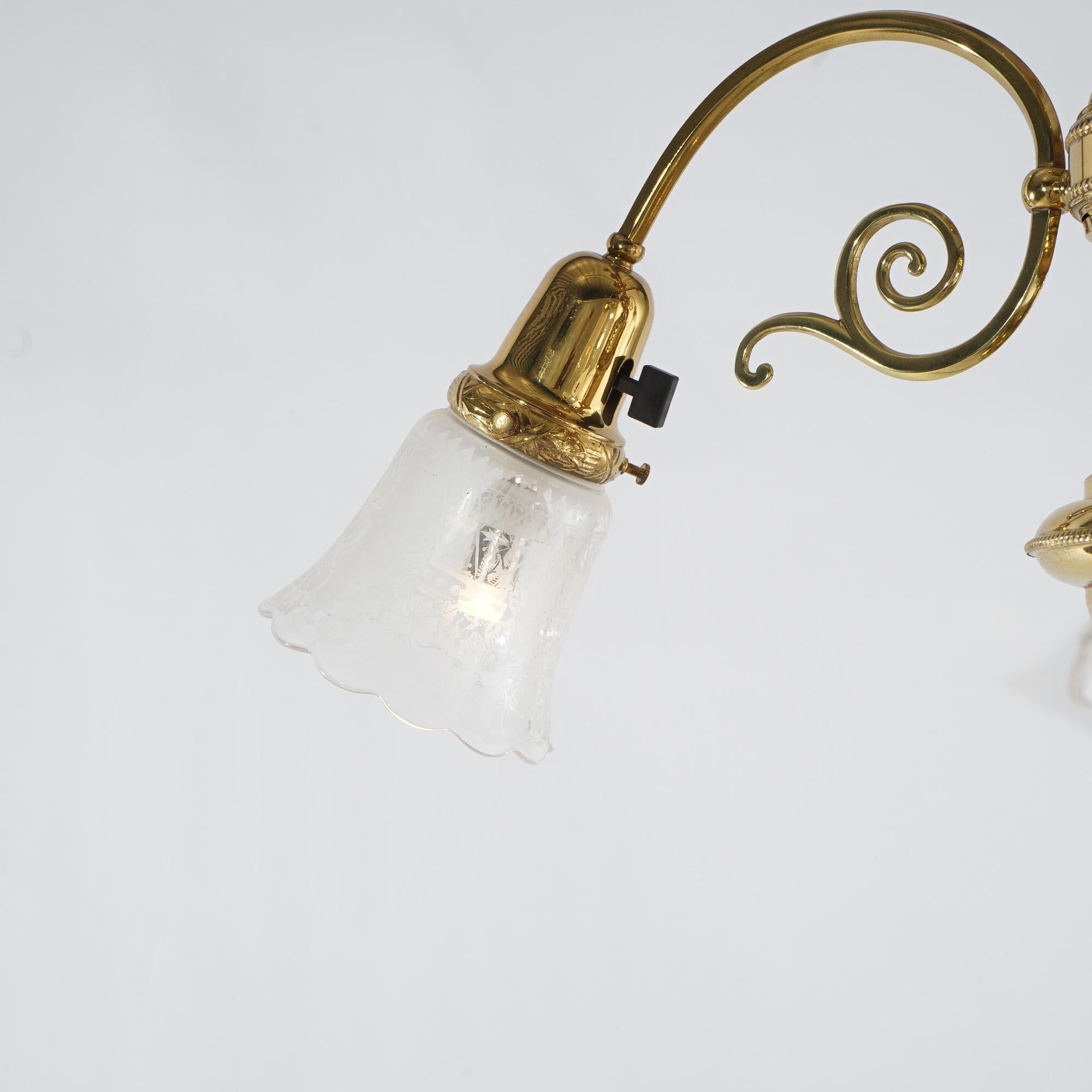 Suspension à trois lumières en laiton antique Circa 1920 en vente 5