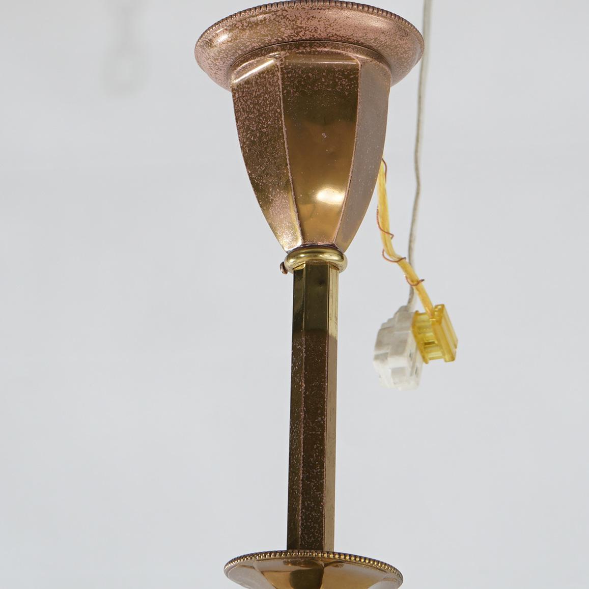 Suspension à trois lumières en laiton antique Circa 1920 en vente 7