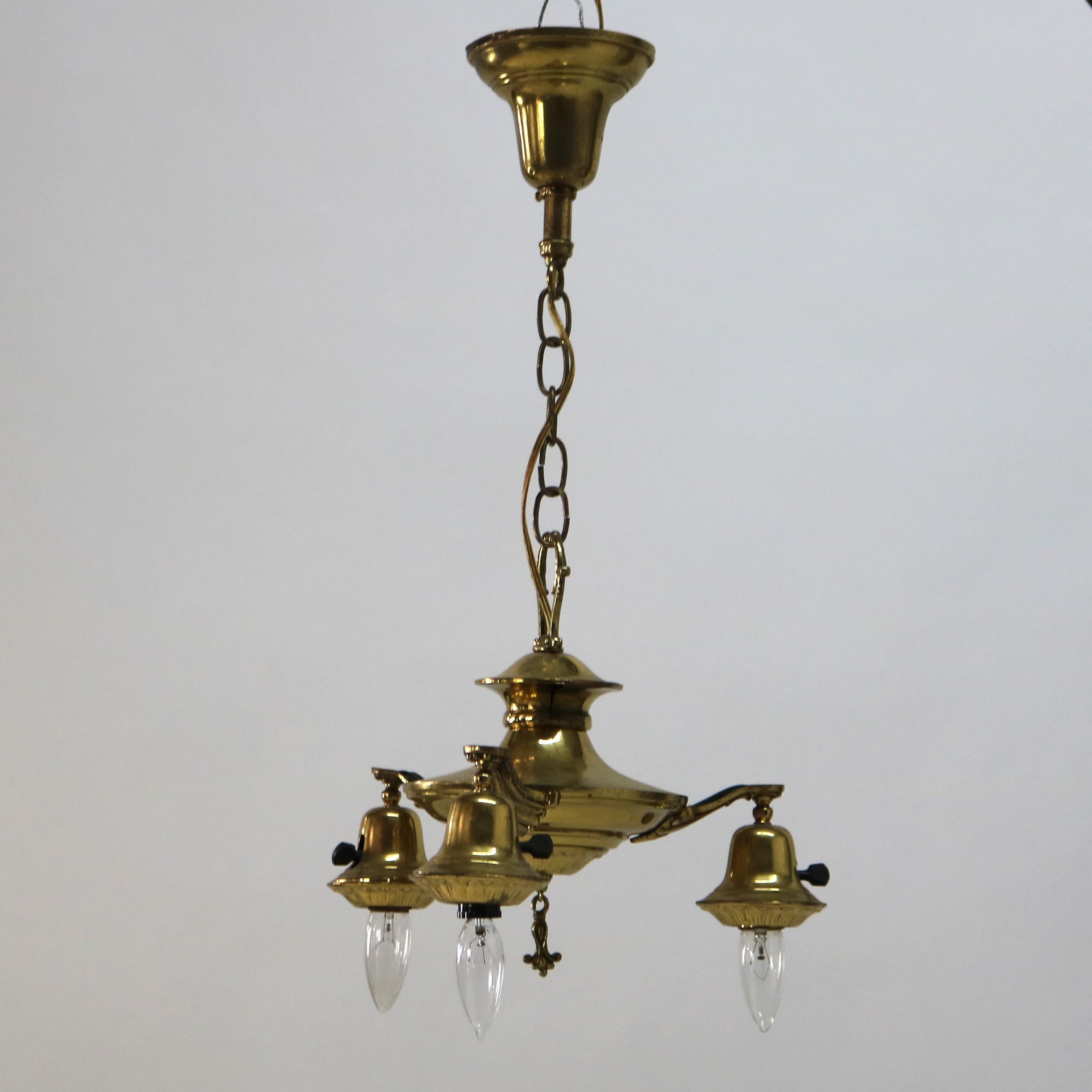 Antike Hängeleuchte aus Messing mit drei Lichtern aus Messing, um 1920 im Angebot 6