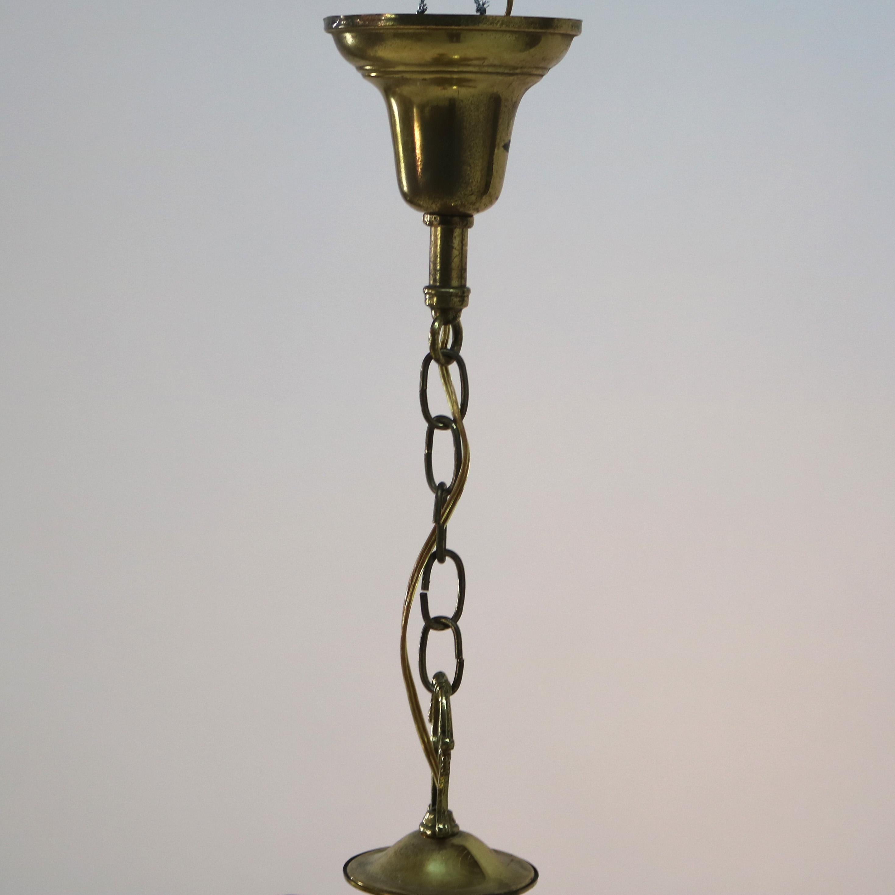 Antike Hängeleuchte aus Messing mit drei Lichtern aus Messing, um 1920 im Zustand „Gut“ im Angebot in Big Flats, NY