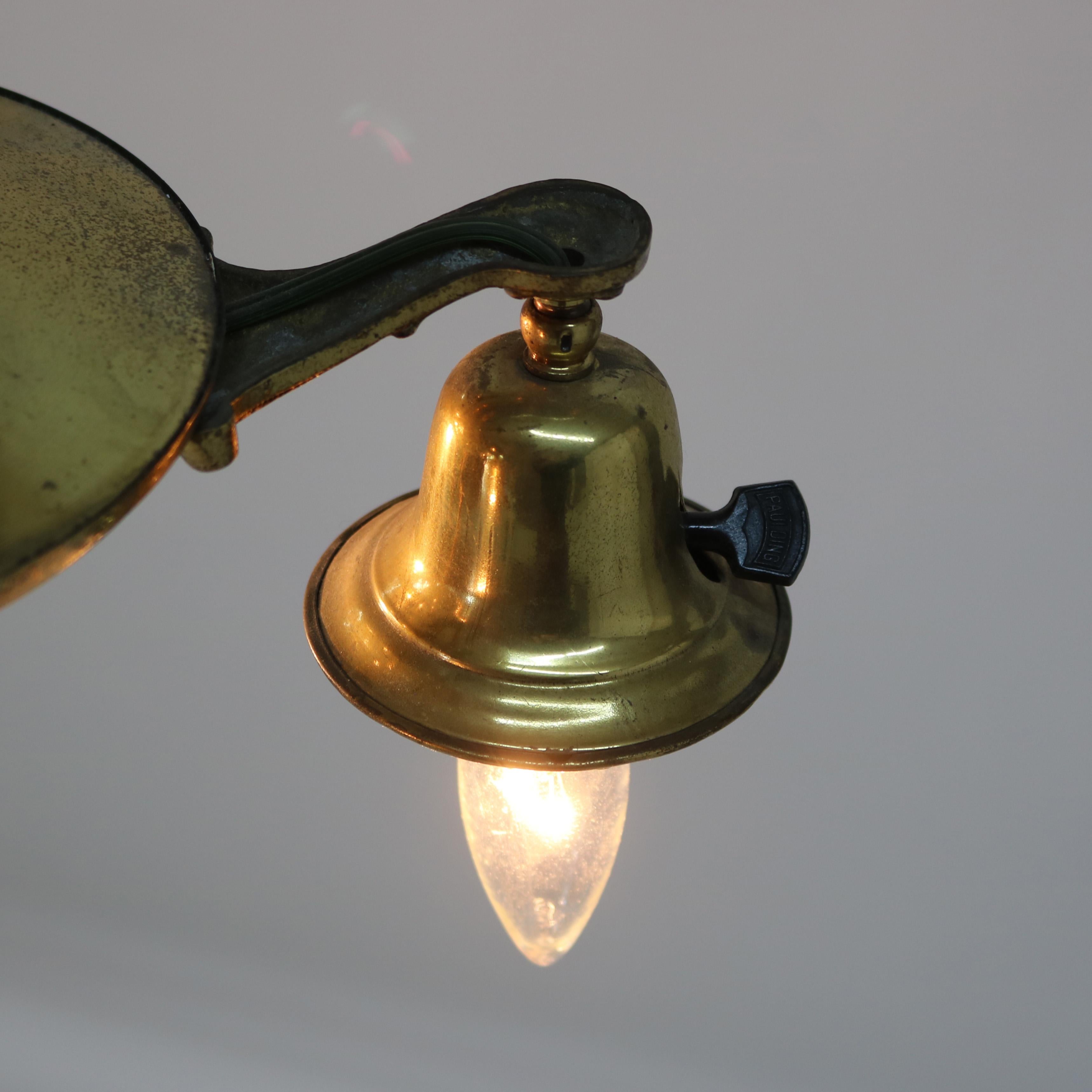 Antike Hängeleuchte aus Messing mit drei Lichtern aus Messing, um 1920 im Angebot 1