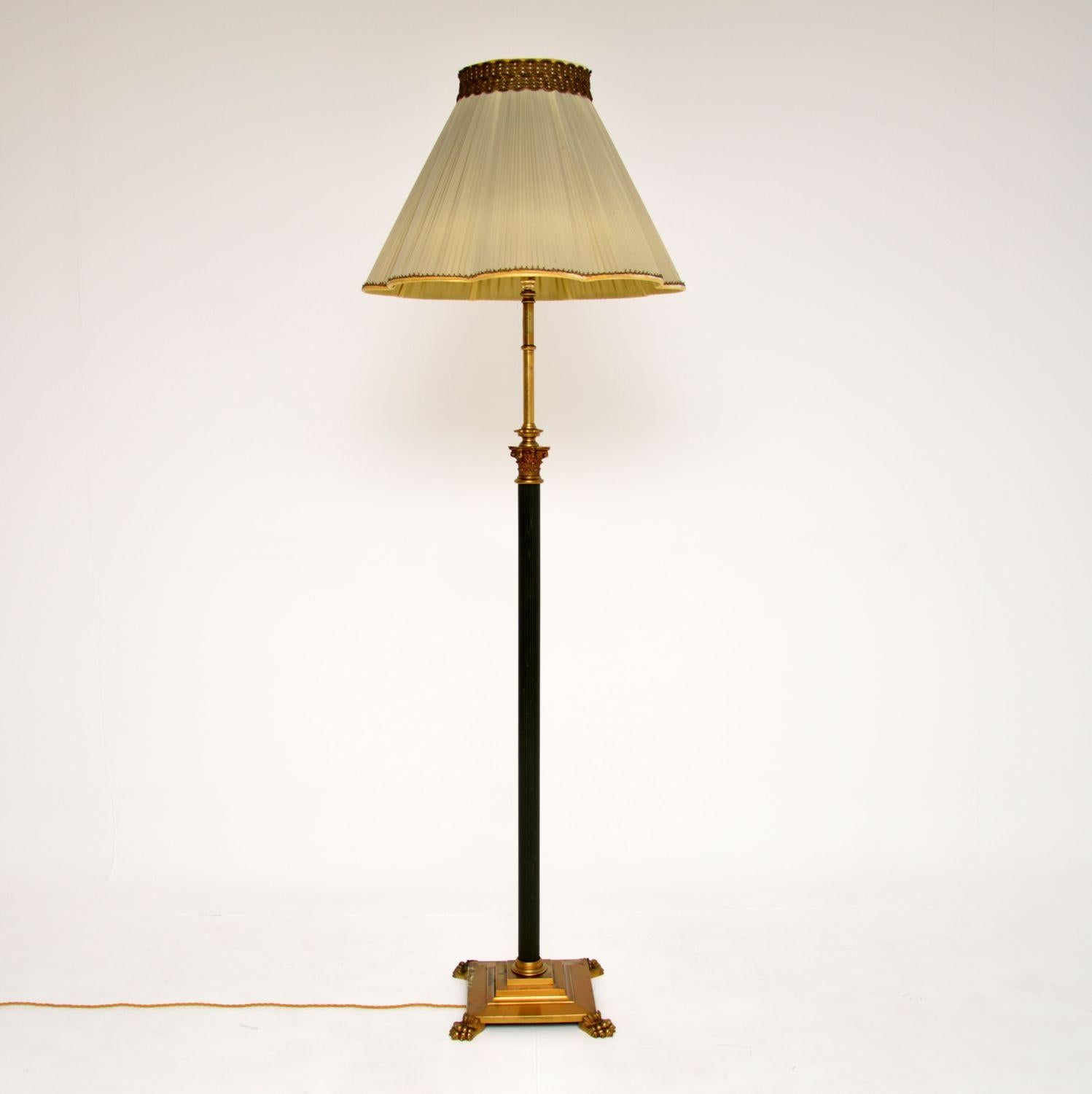 A beautiful antique floor lamp in solid brass and green tole. This was made in England, it dates from around the 1930’s.

The quality is amazing, this is very solid and heavy. The metal work has fine details, with a Corinthian column design. The