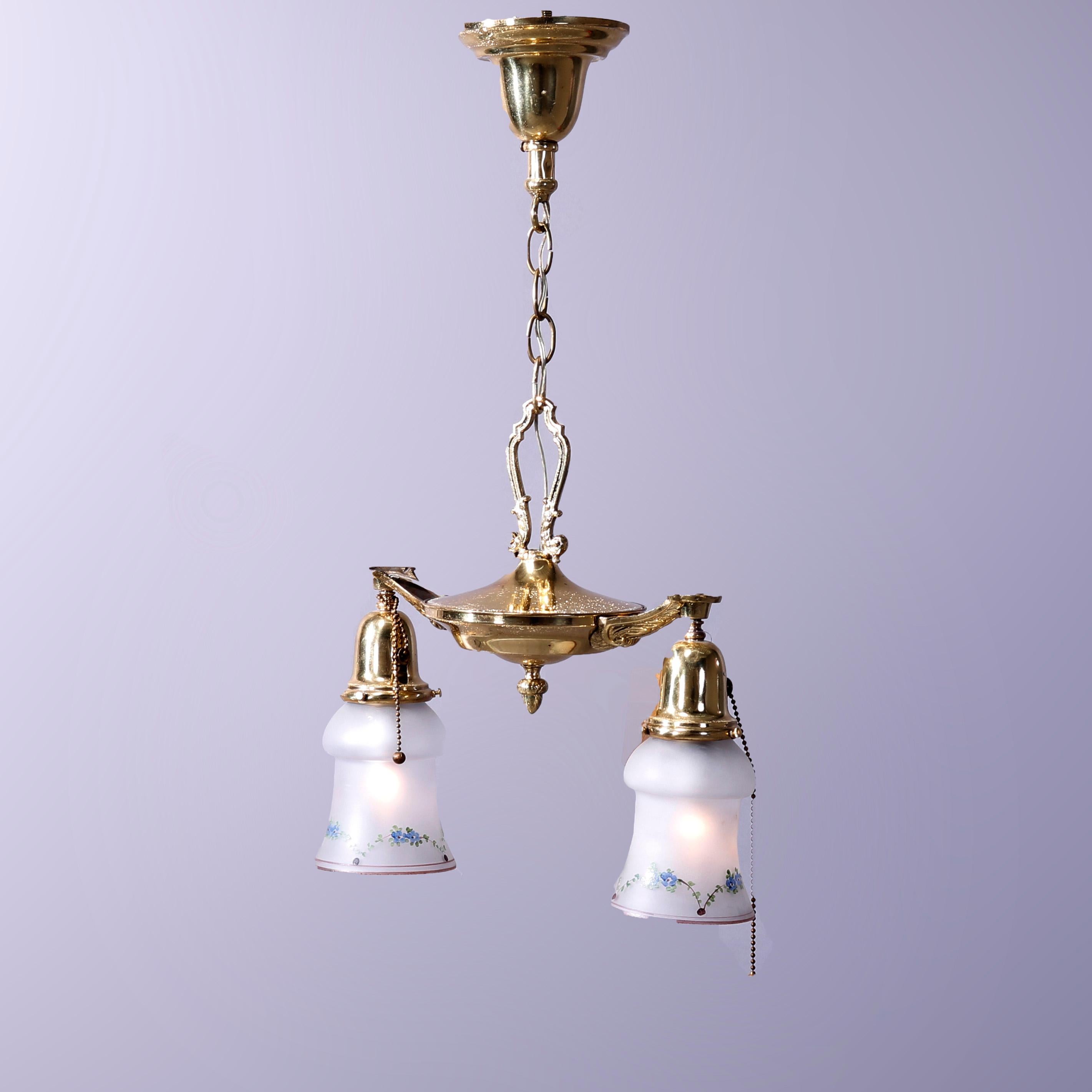Plafonnier suspendu ancien à deux ampoules en laiton, vers 1920 Bon état - En vente à Big Flats, NY