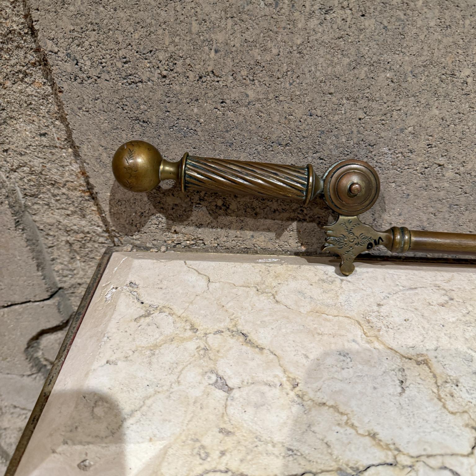 Mid-Century moderno Strumento per attizzare il fuoco vittoriano in ottone antico in vendita