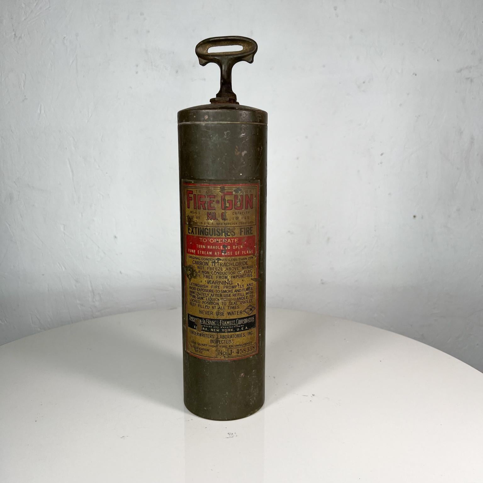Antique brass handle fire gun extinguisher Underwriters Laboratories
Measures: 13 tall x 3 diameter
Original preowned used unrestored condition
Review images provided.