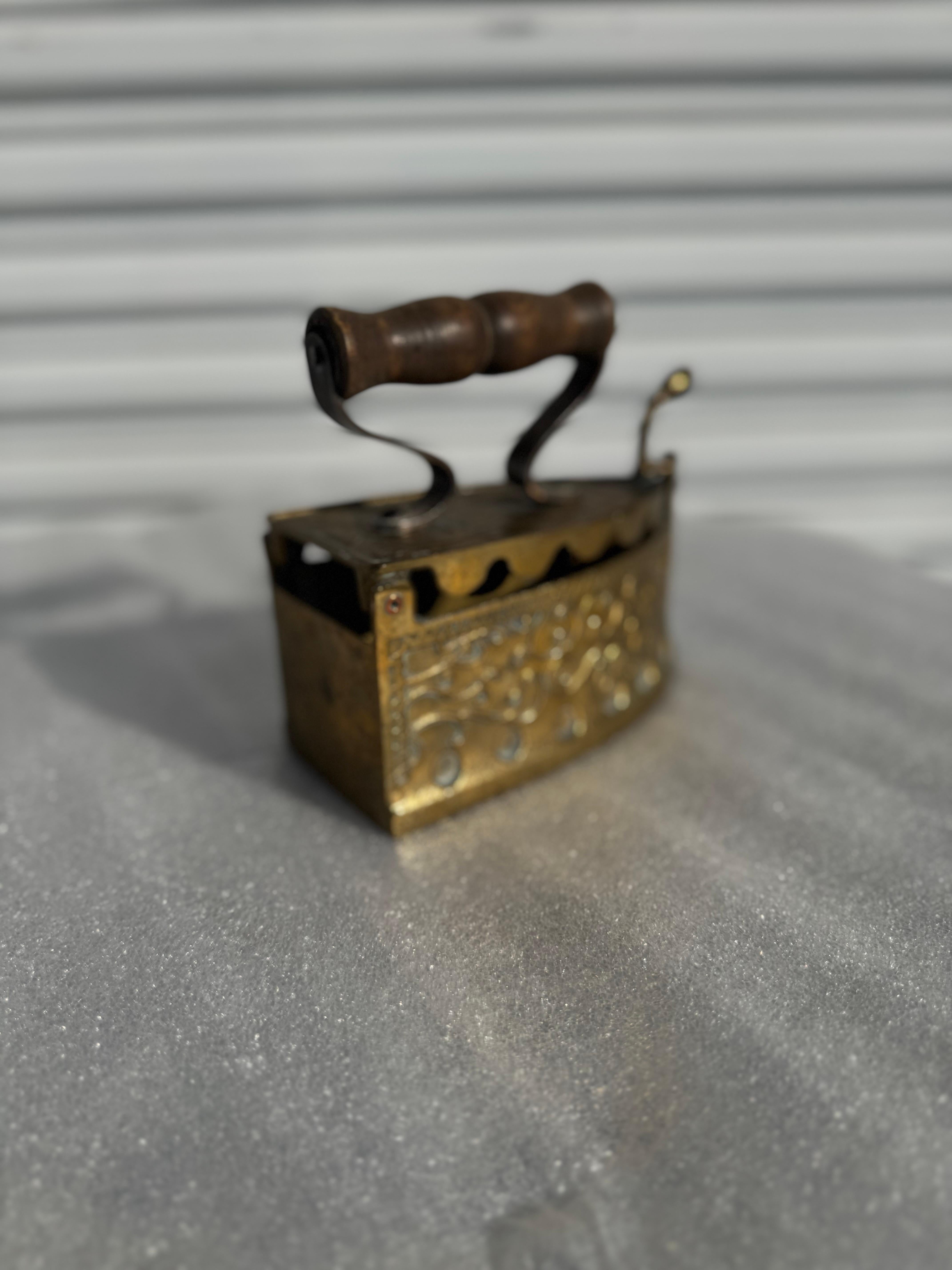 Americano Ottone antico con manico in Wood e ferro piatto di carbone in vendita