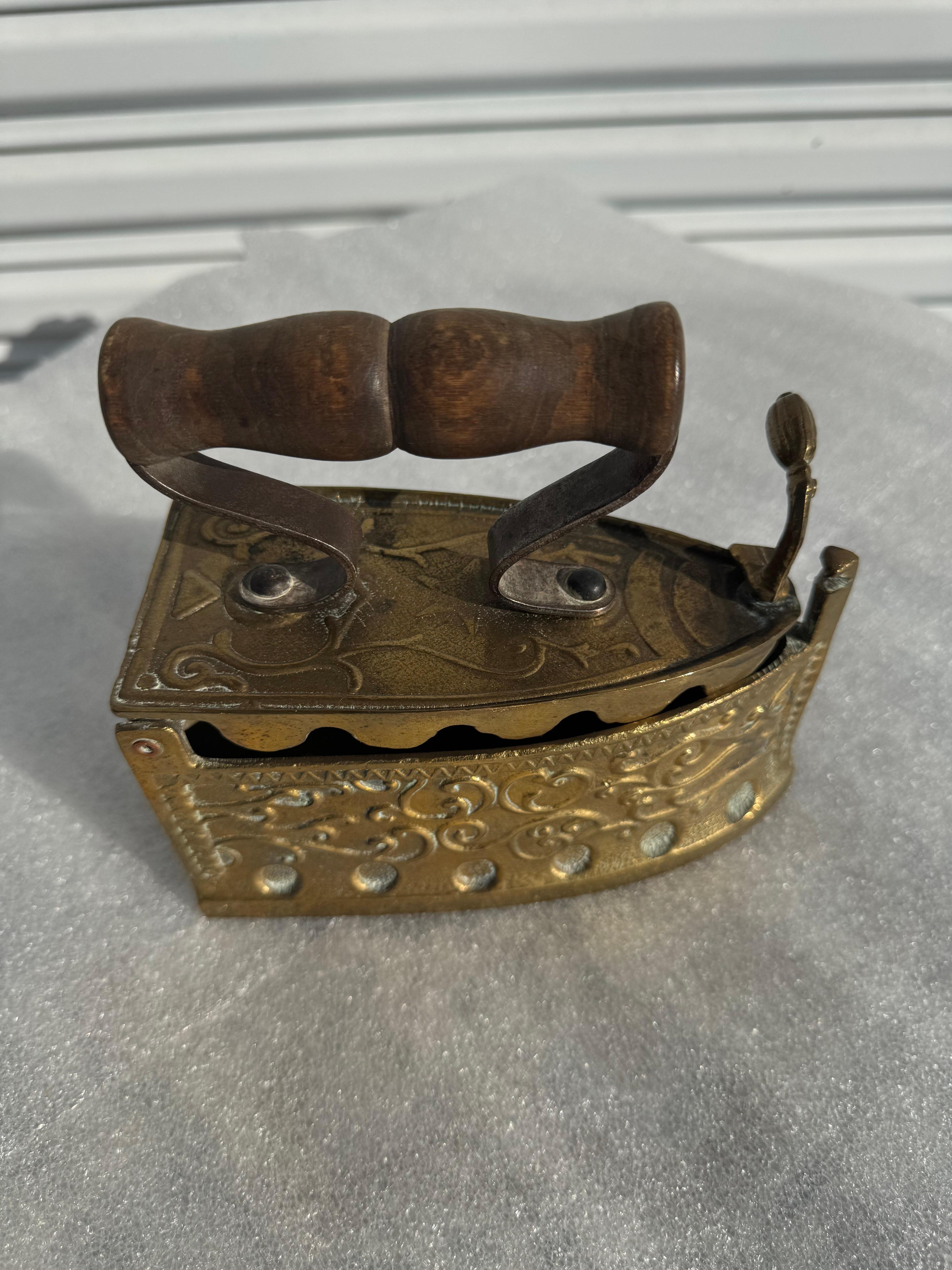 Ottone antico con manico in Wood e ferro piatto di carbone In condizioni buone in vendita a Pasadena, TX