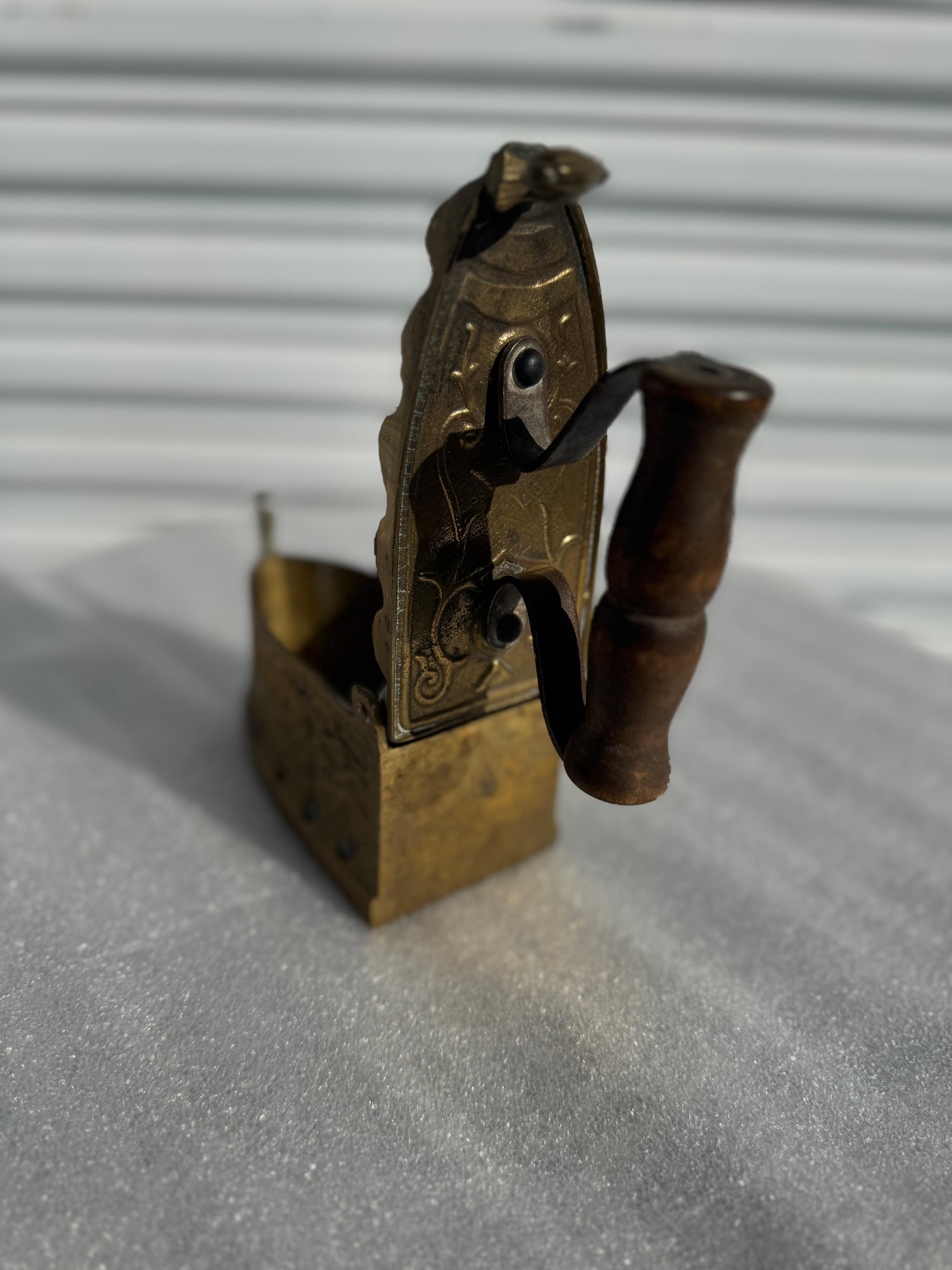 XIX secolo Ottone antico con manico in Wood e ferro piatto di carbone in vendita