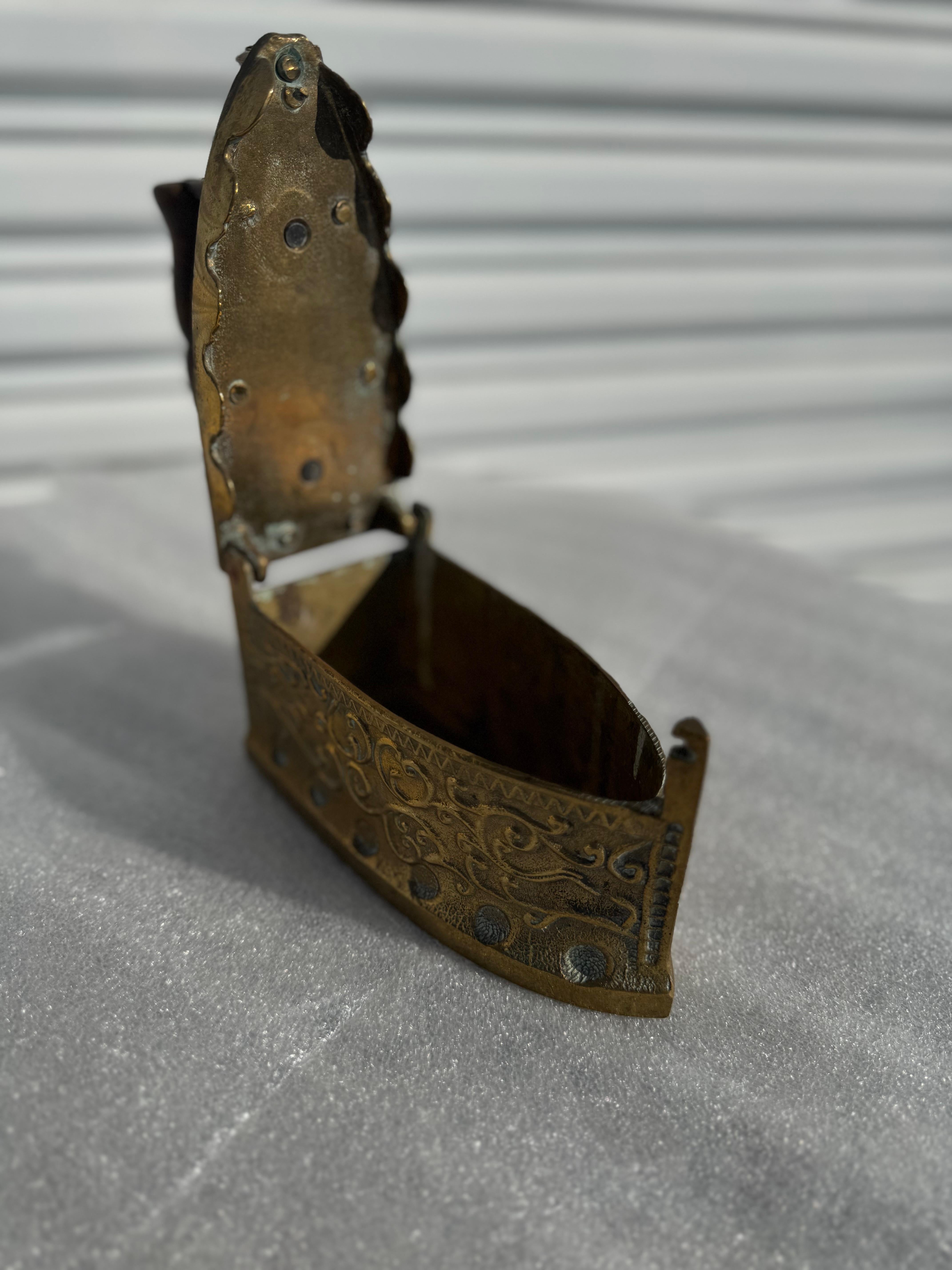 Ottone antico con manico in Wood e ferro piatto di carbone in vendita 2