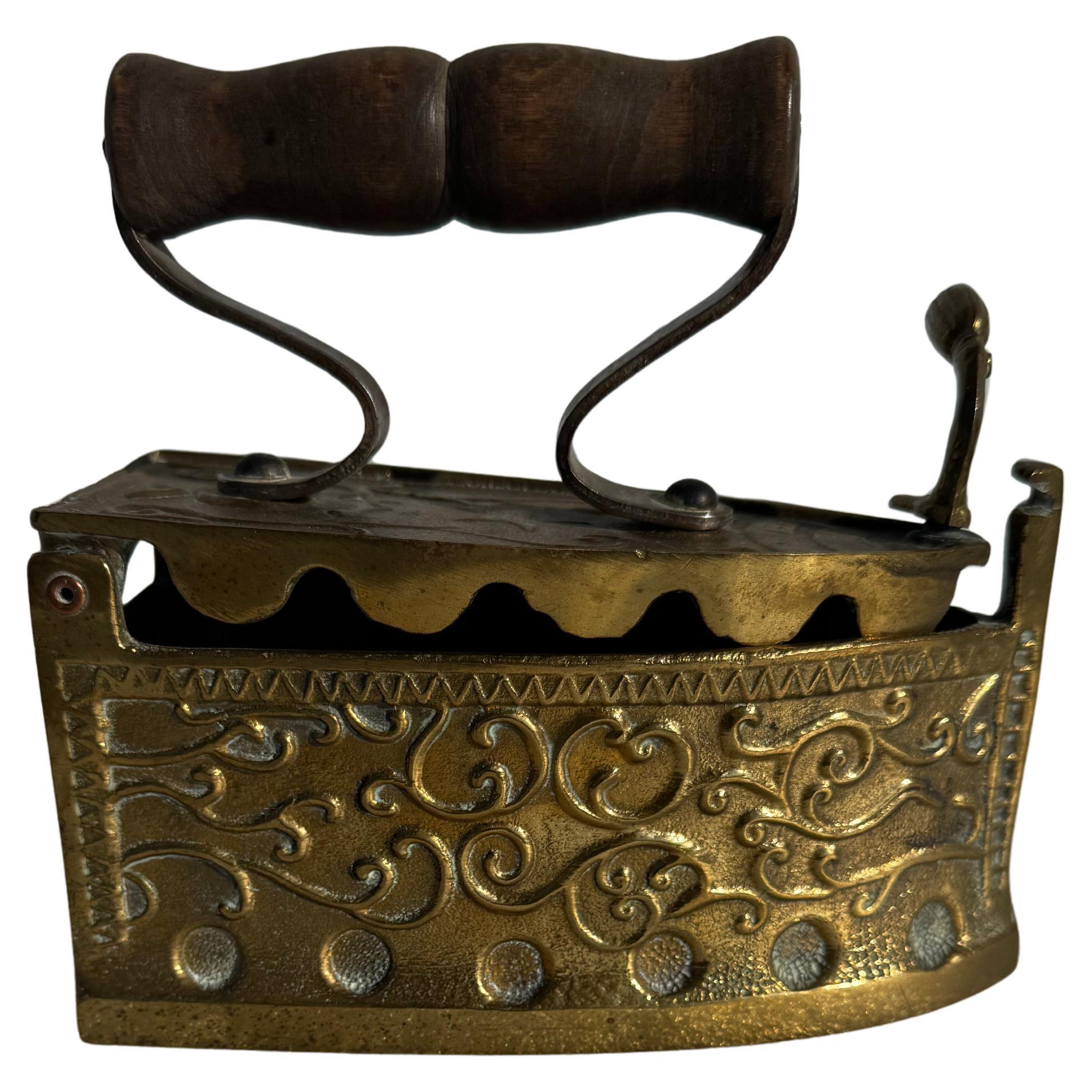 Ottone antico con manico in Wood e ferro piatto di carbone