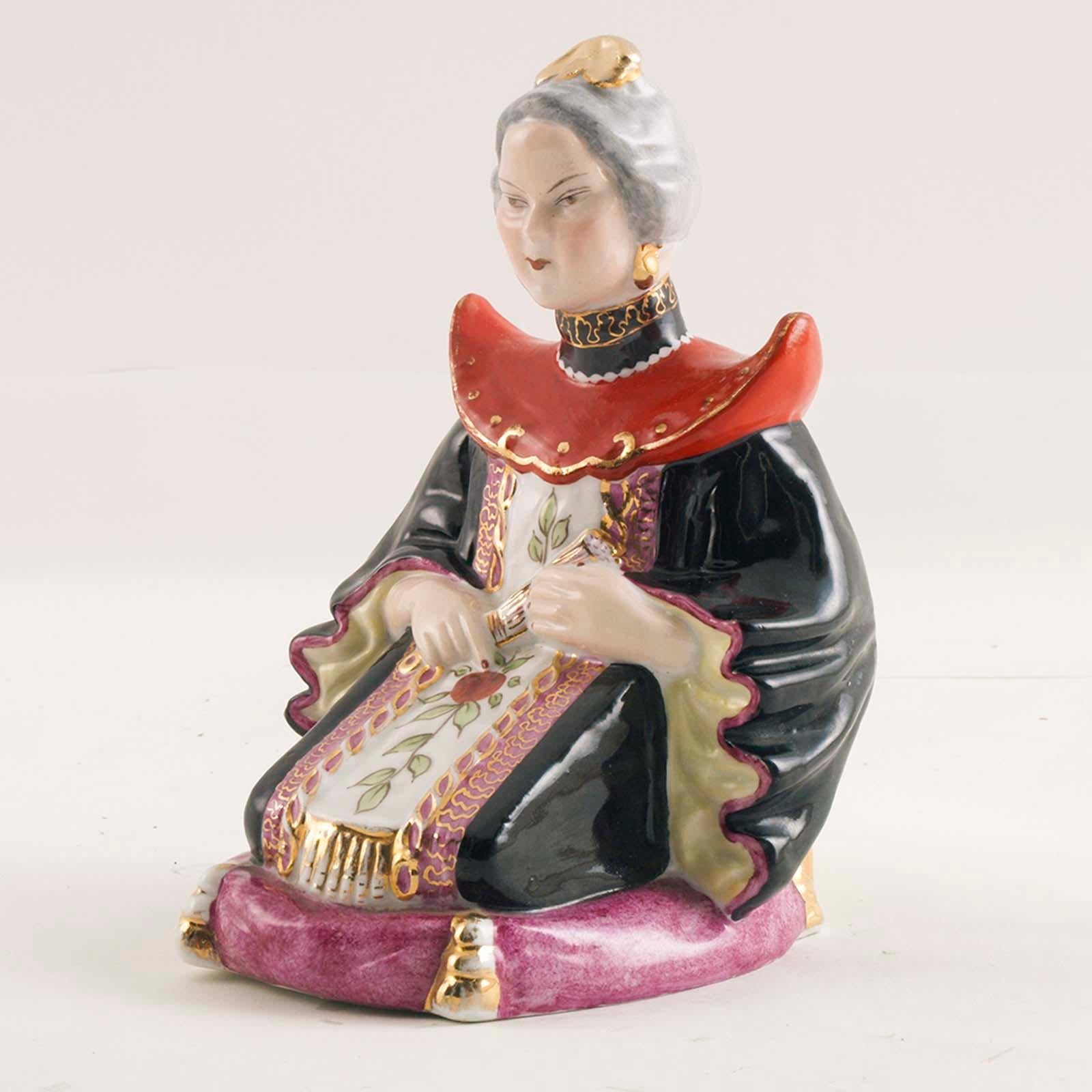 Late 19th century antique Brazilian signed Porcelain Vieira De Castro Rio
This delicate Brazilian porcelain reppresenting a noble chinese woman holding her folding fan brings you back to the ancient Chinese Empire times with its hand carved and