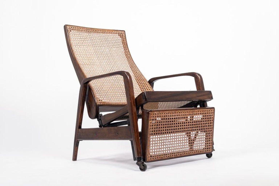 Ancienne chaise longue inclinable en bois et canne de noyer brésilien en vente 3