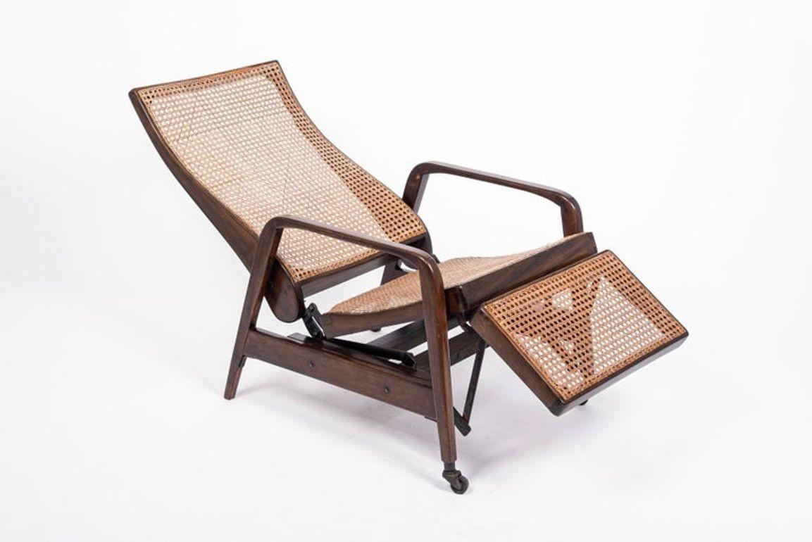 Cette chaise longue mécanique unique a été fabriquée au début du 20e siècle au Brésil. Cette chaise exceptionnelle est fabriquée à la main en bois de noyer massif et comprend une assise, un repose-pieds et un dossier cannelés à la main, ainsi que