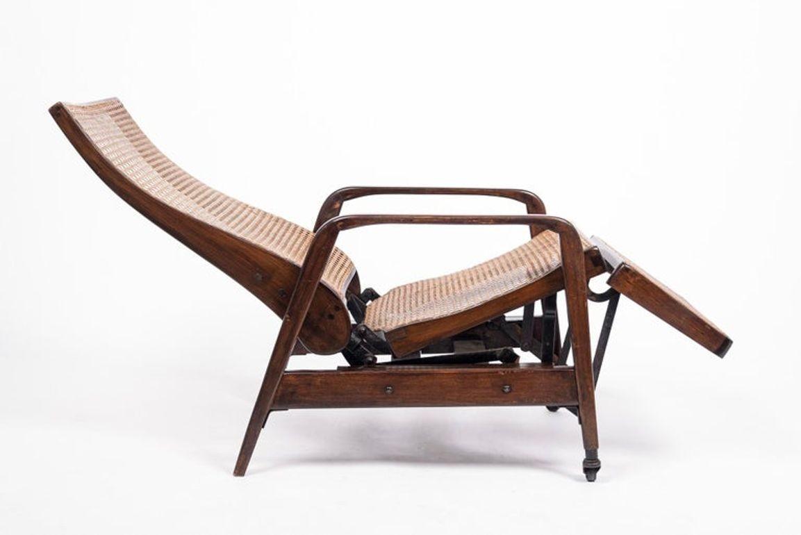 Rustique Ancienne chaise longue inclinable en bois et canne de noyer brésilien en vente