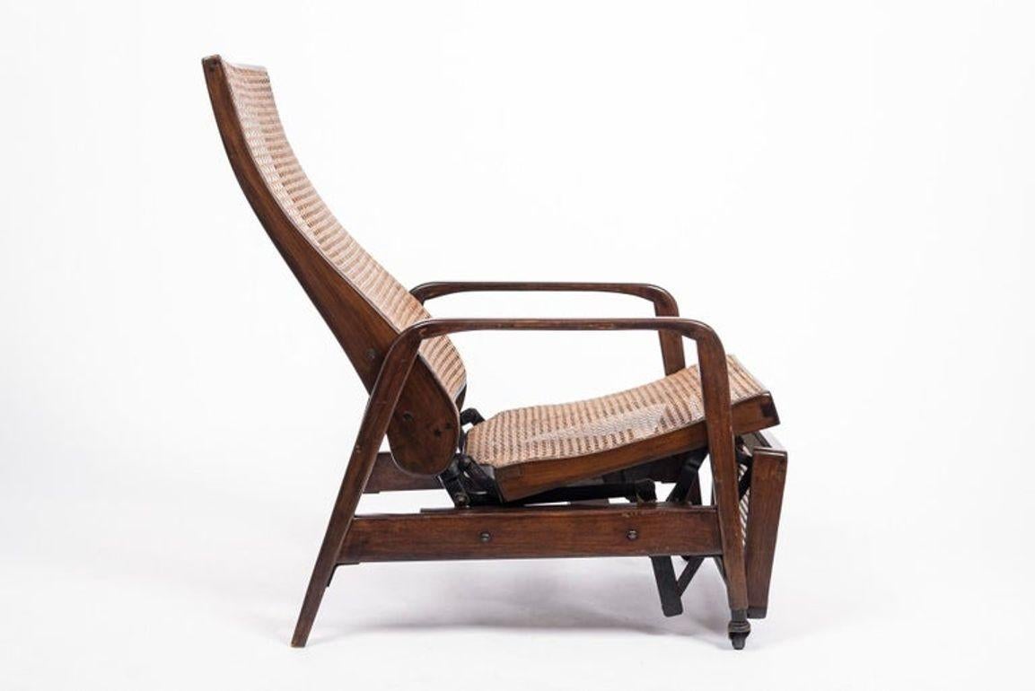 Brésilien Ancienne chaise longue inclinable en bois et canne de noyer brésilien en vente