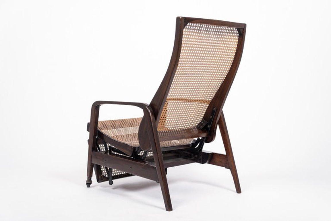 Tissé à la main Ancienne chaise longue inclinable en bois et canne de noyer brésilien en vente