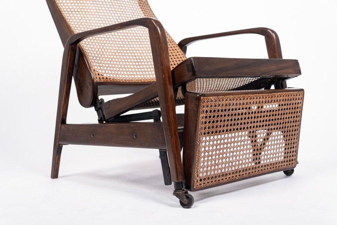 Canne Ancienne chaise longue inclinable en bois et canne de noyer brésilien en vente