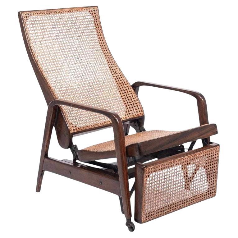 Ancienne chaise longue inclinable en bois et canne de noyer brésilien en vente
