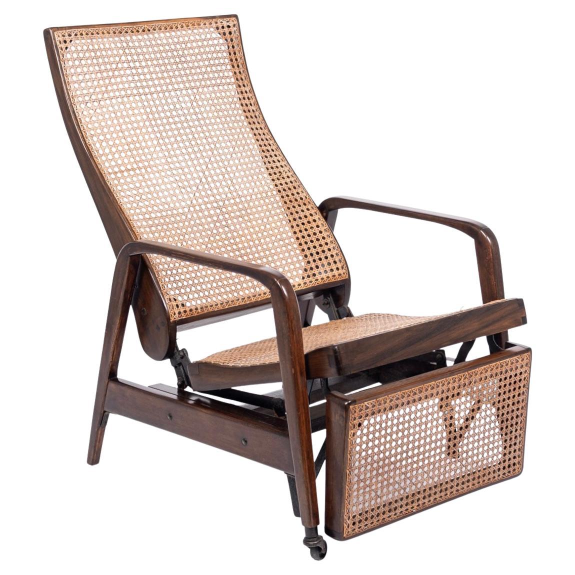 Ancienne chaise longue inclinable en bois de noyer brésilien et canne