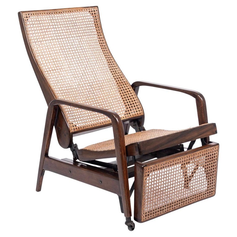 Ancienne chaise longue inclinable en bois de noyer brésilien et canne En  vente sur 1stDibs