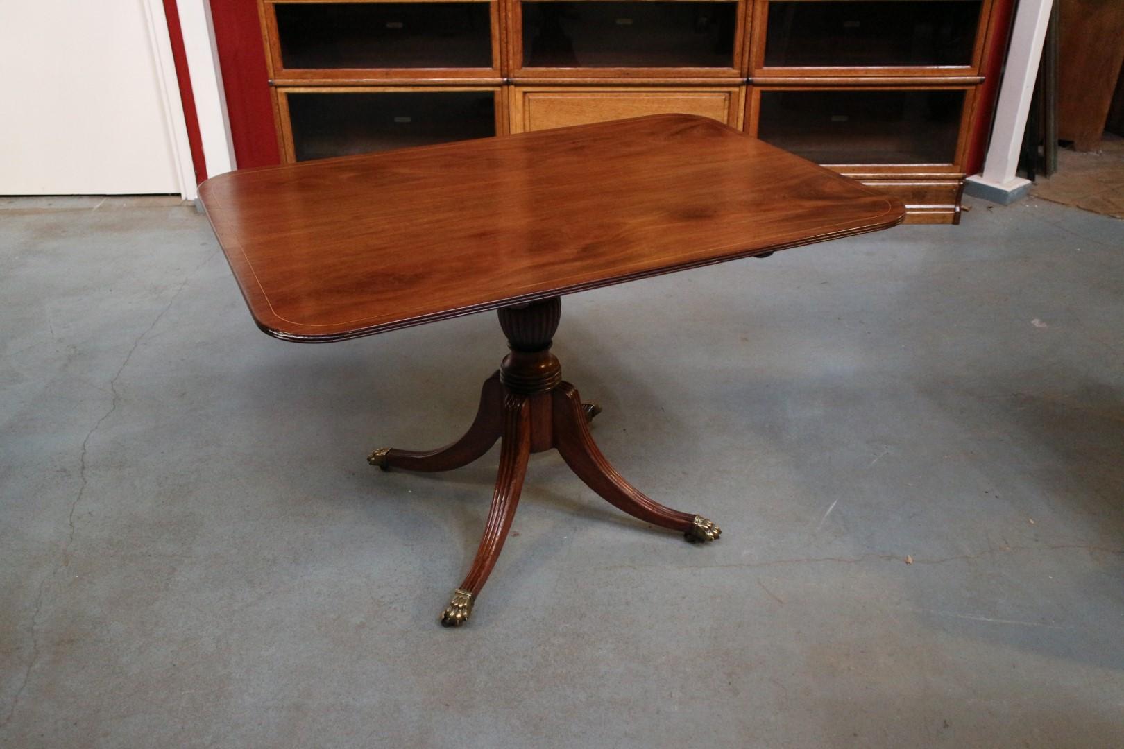 Beautiful antique so-called breakfast table. Or small dining room table. Entirely made of solid mahogany. Top has subtle inlay. In beautiful and completely original condition.
Origin: England
Period: Approx. 1830
Size: 122cm x 120cm x h.74cm