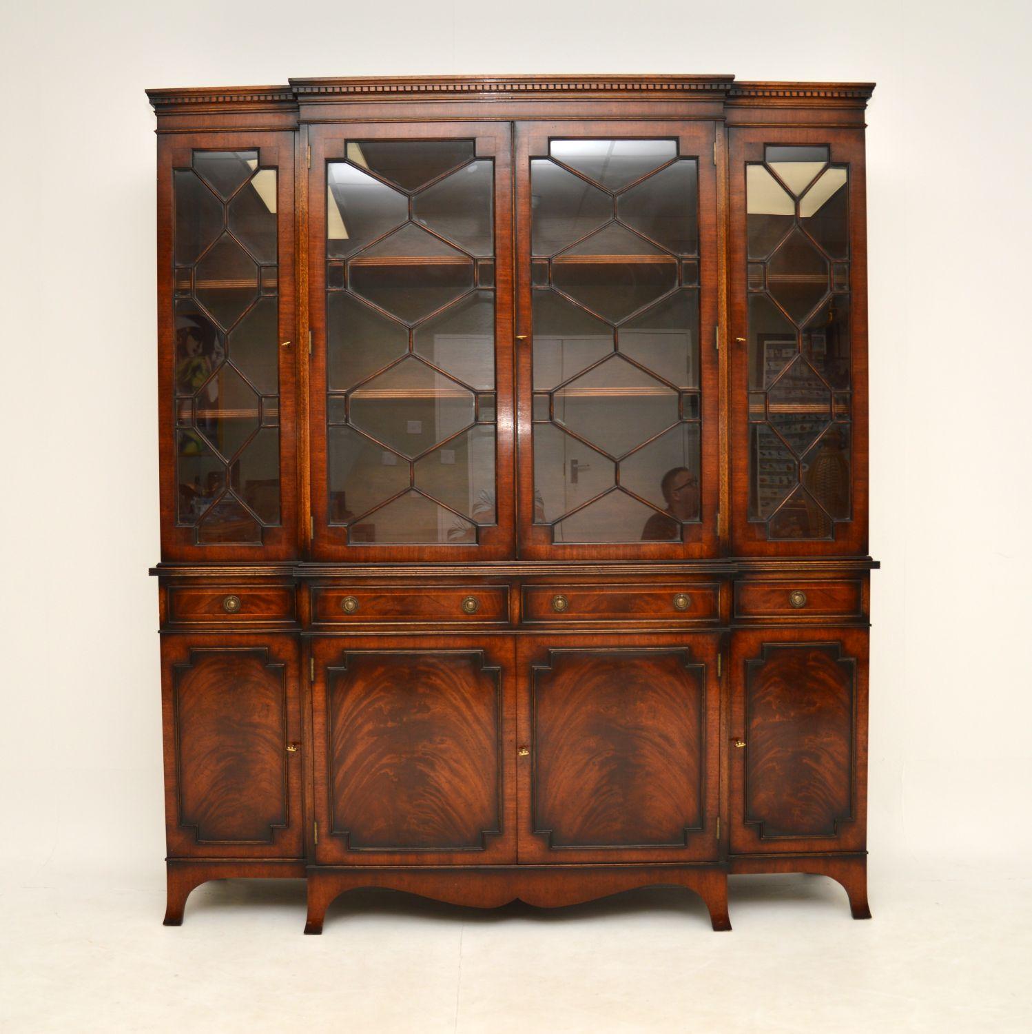 This beautiful antique breakfront bookcase has plenty of character. This is in the Georgian style & dates from around the 1920-30’s.
The quality is outstanding and it has lovely proportions. This sits on splayed bracket feet, the lower doors have