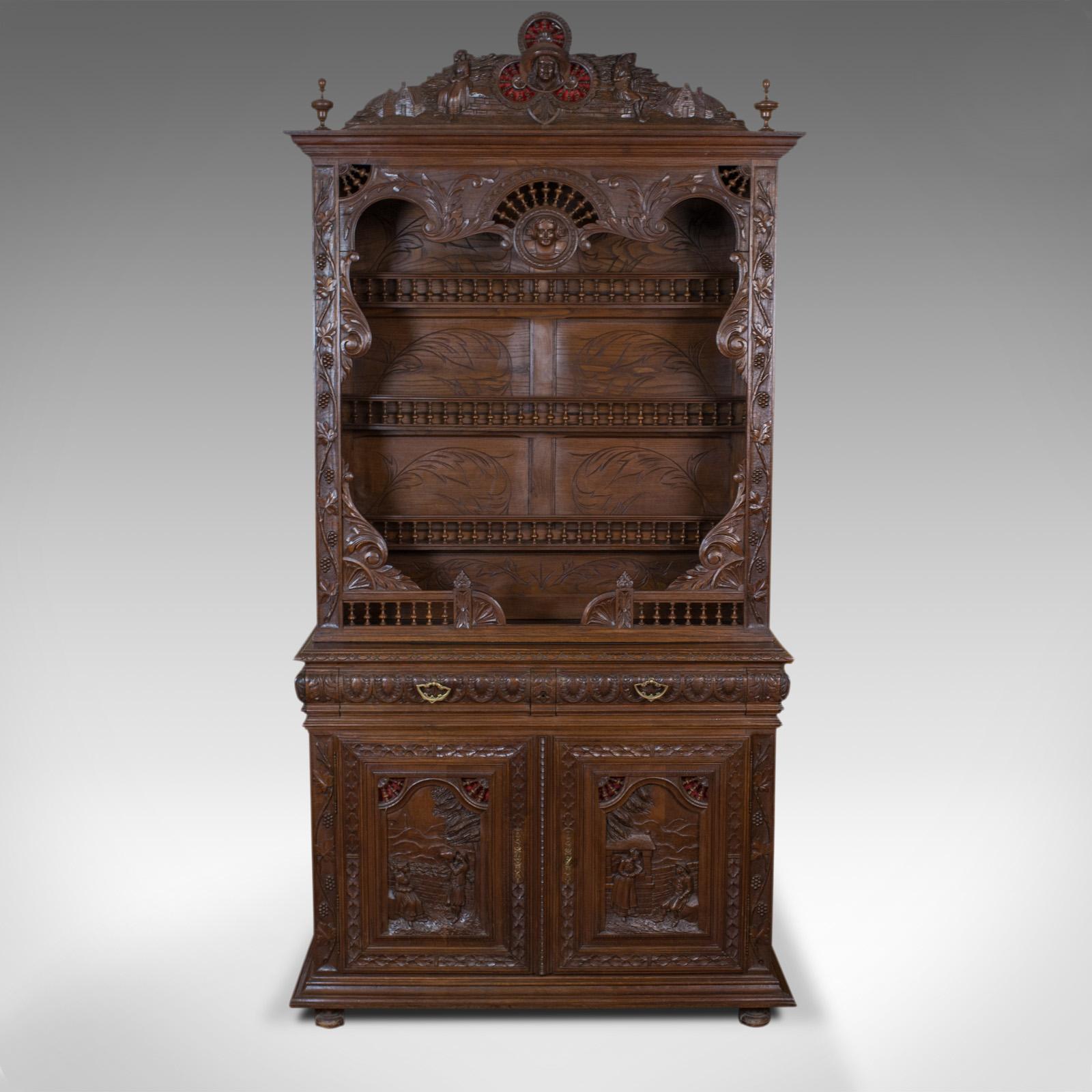 Il s'agit d'une ancienne armoire bretonne sculptée. Un buffet français sculpté en chêne à la fin du XIXe siècle, vers 1880.

Un exemple orné d'ébénisterie française, bretonne, avec de nombreux détails
La finition polie à la cire présente un bel