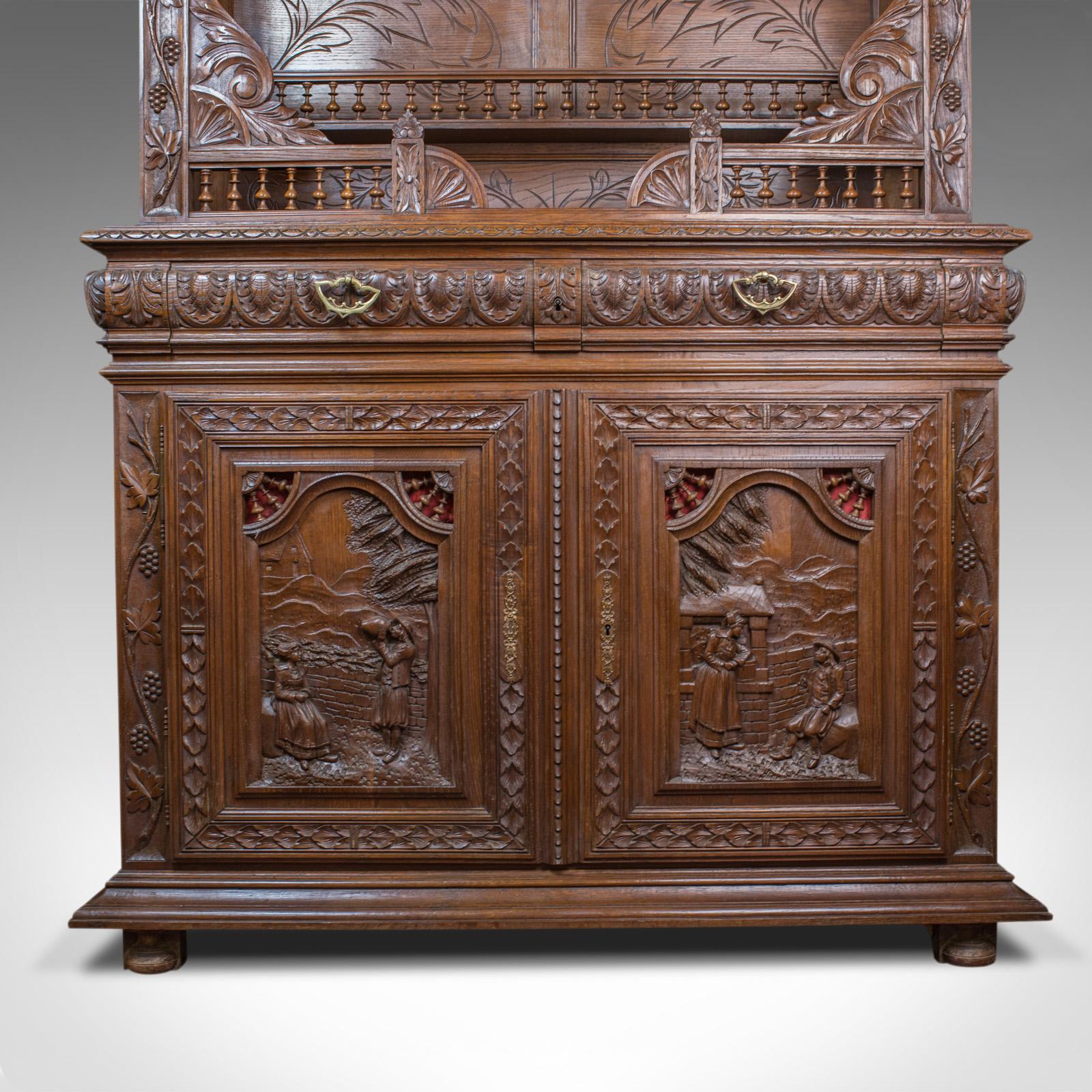 XIXe siècle Meuble de rangement breton, buffet français sculpté en chêne, fin du 19ème siècle, vers 1880 en vente