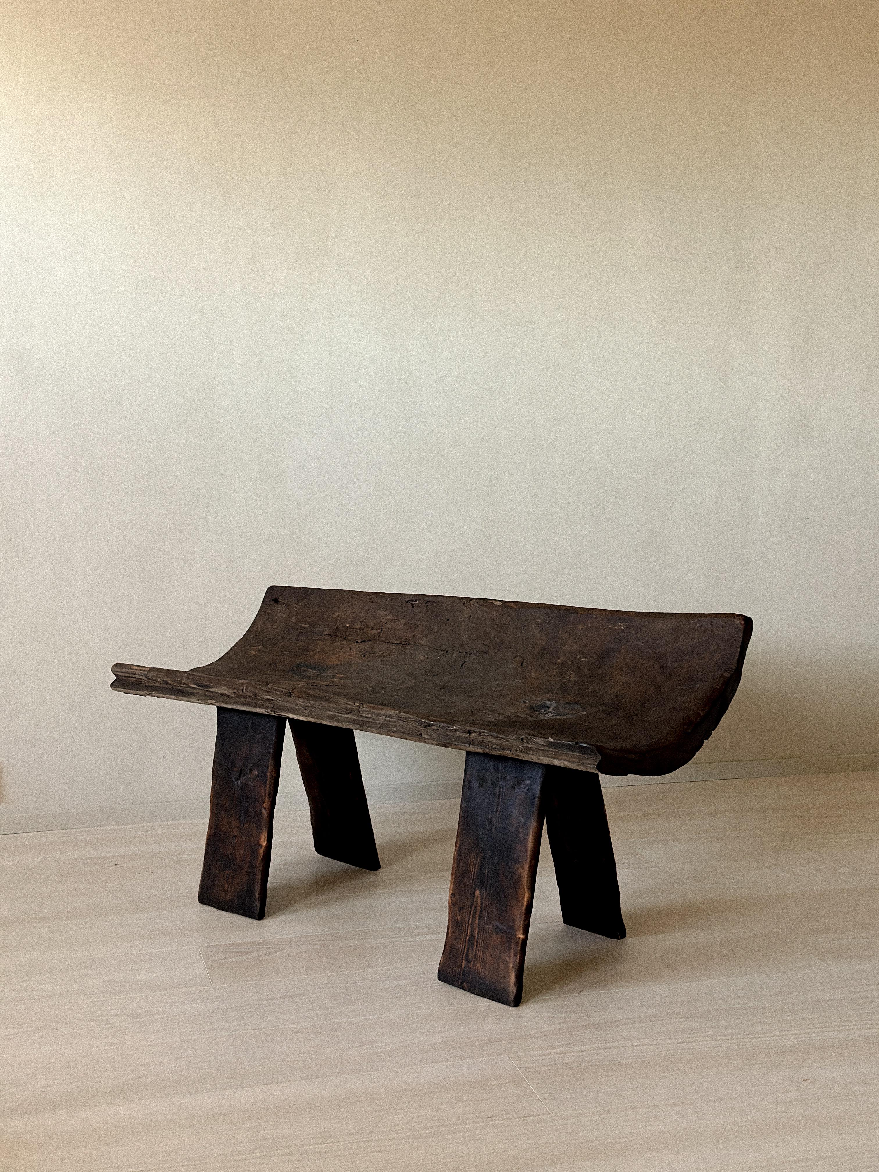 Ancien banc nuptial norvégien en aulne noir rare, ce banc nuptial date approximativement du 17e siècle. 

L'usure due à l'âge et à l'utilisation ajoute du caractère, avec une belle patine.
