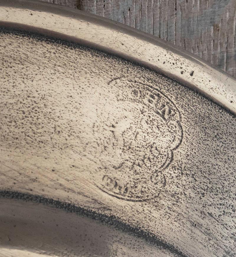 Antiker hell polierter Zinnteller mit Wappen, englisch, um 1800 (Englisch) im Angebot
