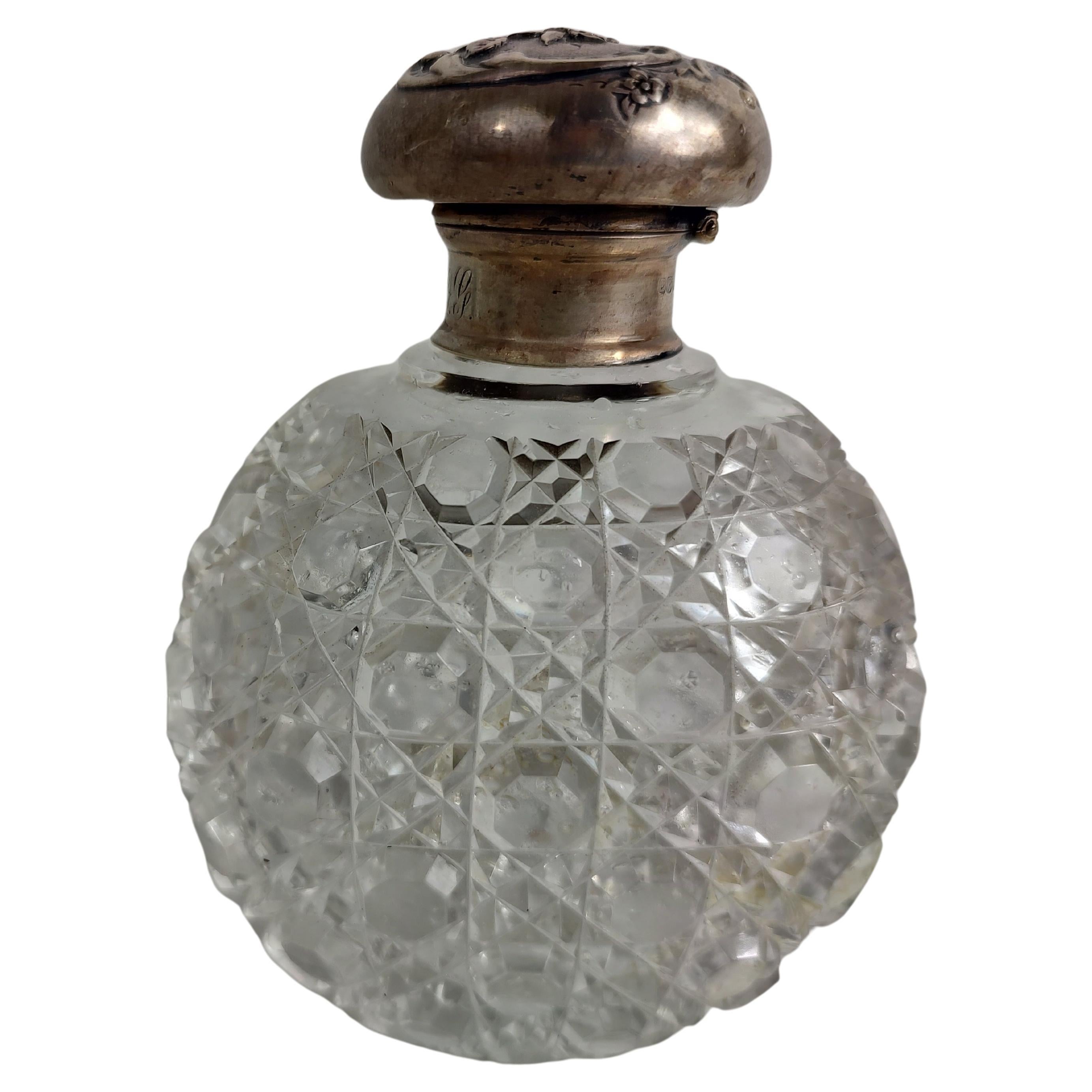 Fabuleux et lourd flacon de parfum en verre taillé brillant avec bouchon en argent sterling. Il a aussi un bouchon en verre. En excellent état ancien avec une usure minimale. Marqué en sterling avec des poinçons. Non poli.