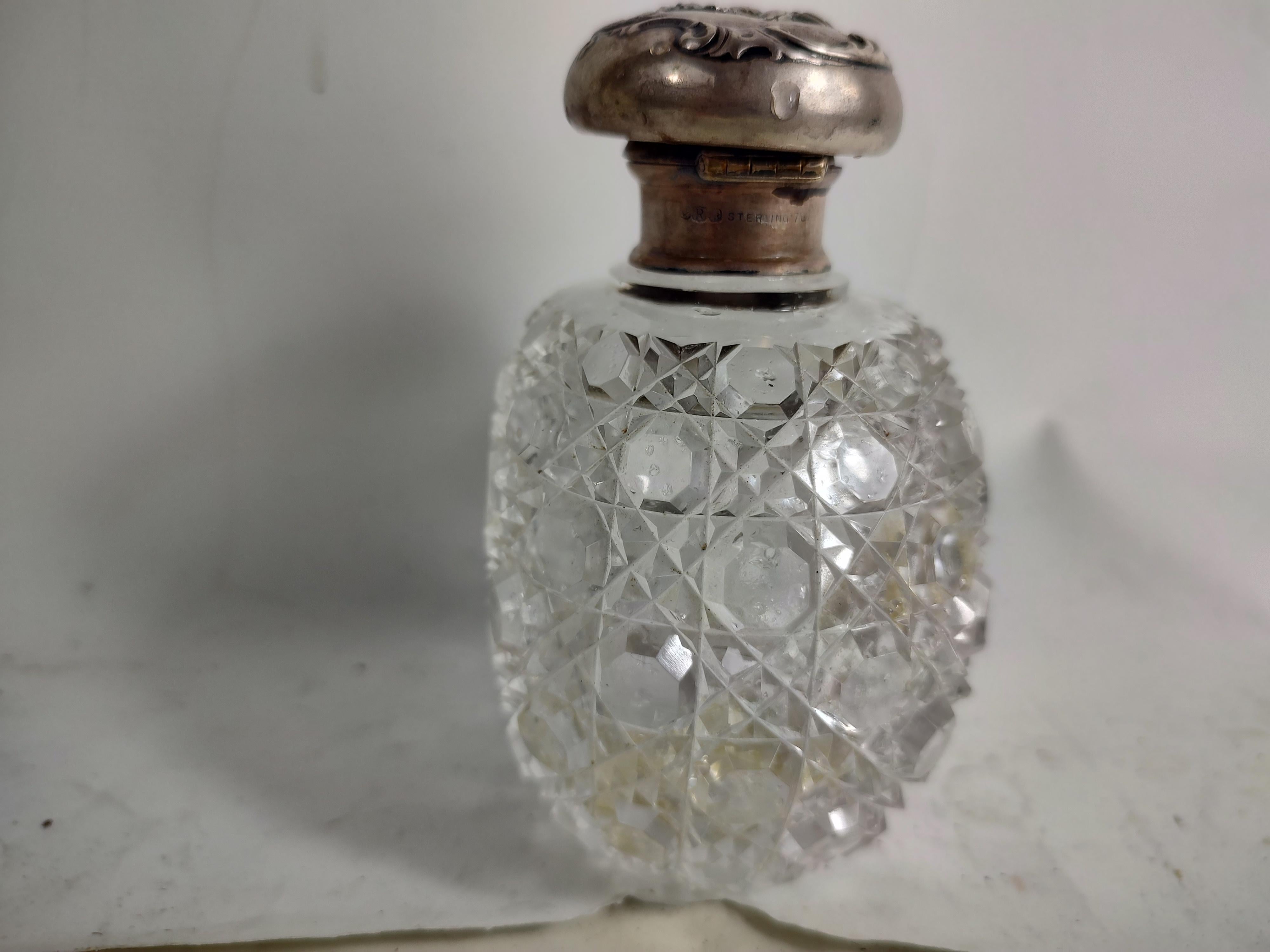 Antike antike Parfümflasche aus Brillantschliffglas mit Sterlingsilber-Top-Kappe (Handgefertigt) im Angebot