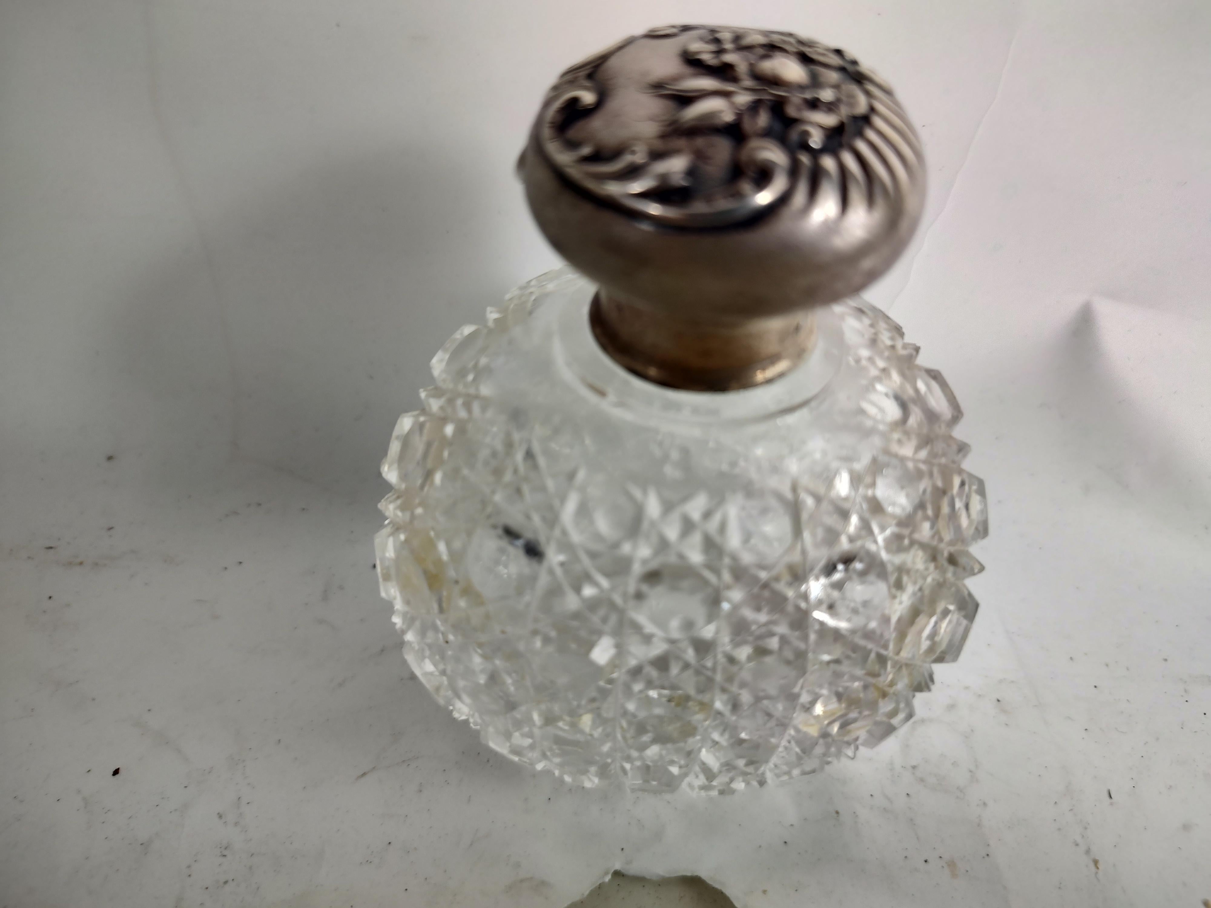 Milieu du XXe siècle Flacon de parfum ancien en verre taillé brillant avec bouchon supérieur en argent sterling en vente