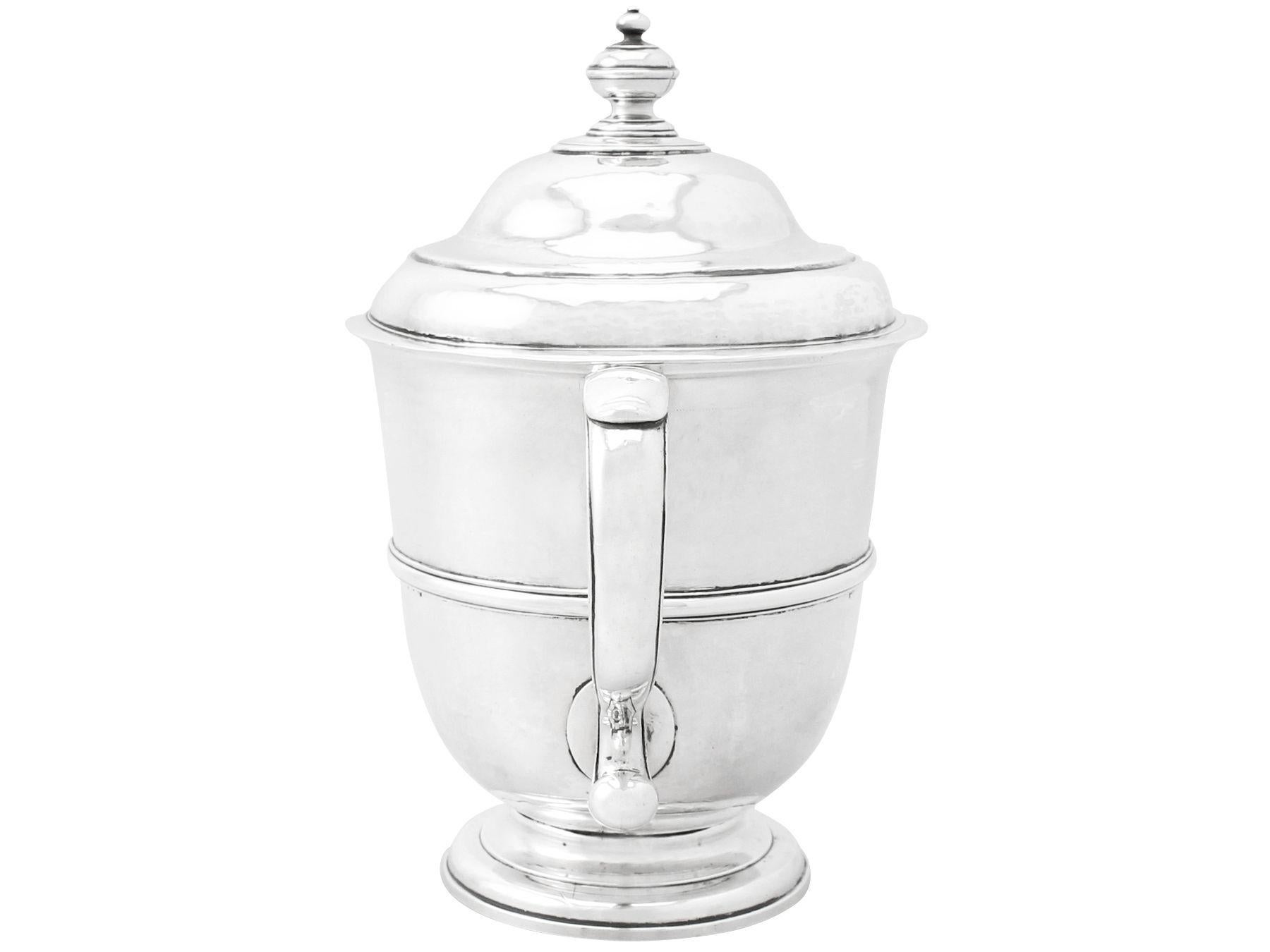 Autre Tasse et couvercle anciens en argent Britannia Standard en vente