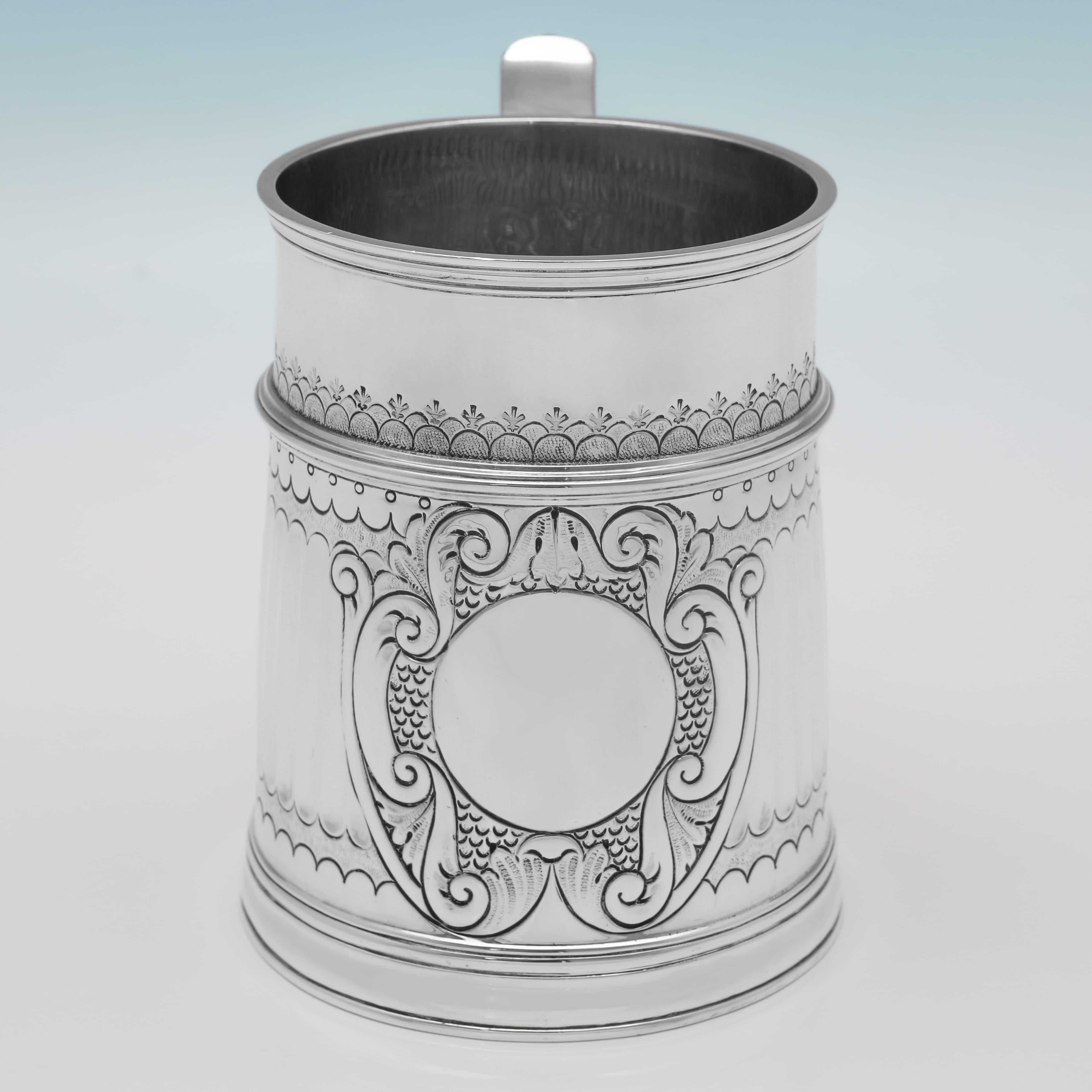 Marcada en Londres en 1911 por Goldsmiths & Silversmiths Co., esta hermosa Taza de Plata Antigua Britannia Standard, de la época de Jorge V, es una fina reproducción de un diseño popular durante el reinado de la reina Ana. 

La taza mide 12,5 cm de