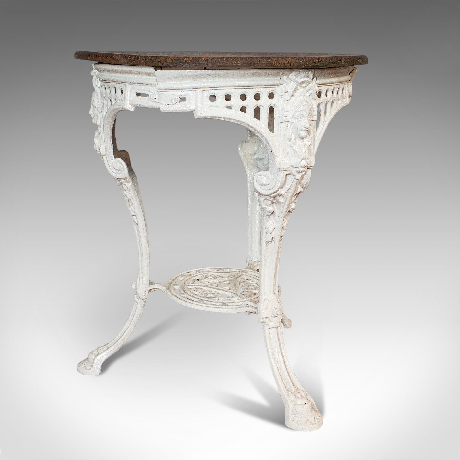 Moulage Ancienne table Britannia anglaise, fonte, cèdre, jardin, extérieur, victorienne en vente