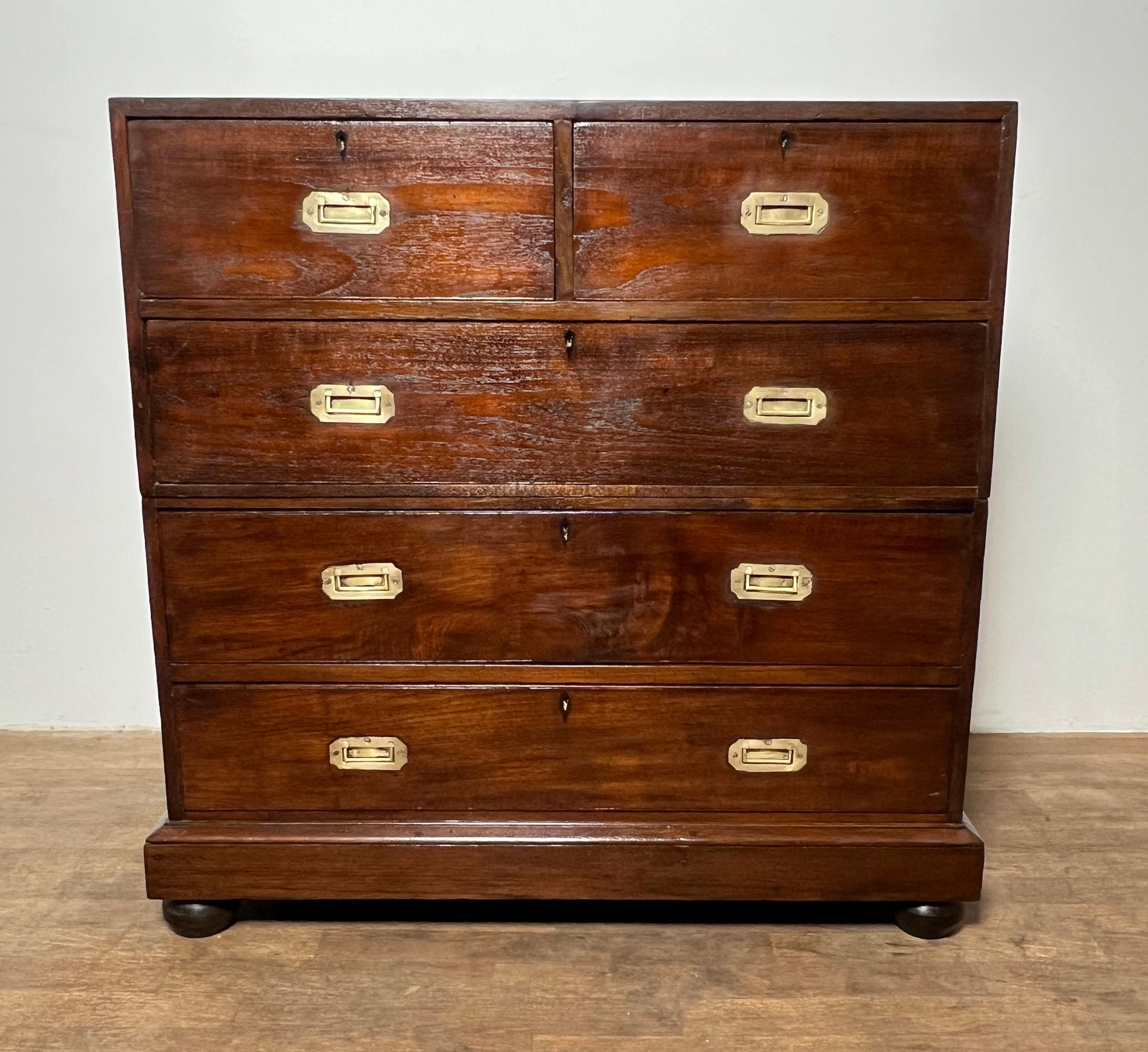 Coffre de campagne britannique à deux pièces en acajou massif datant du milieu de l'époque victorienne, avec poignées en laiton encastrées et leviers d'armoire.