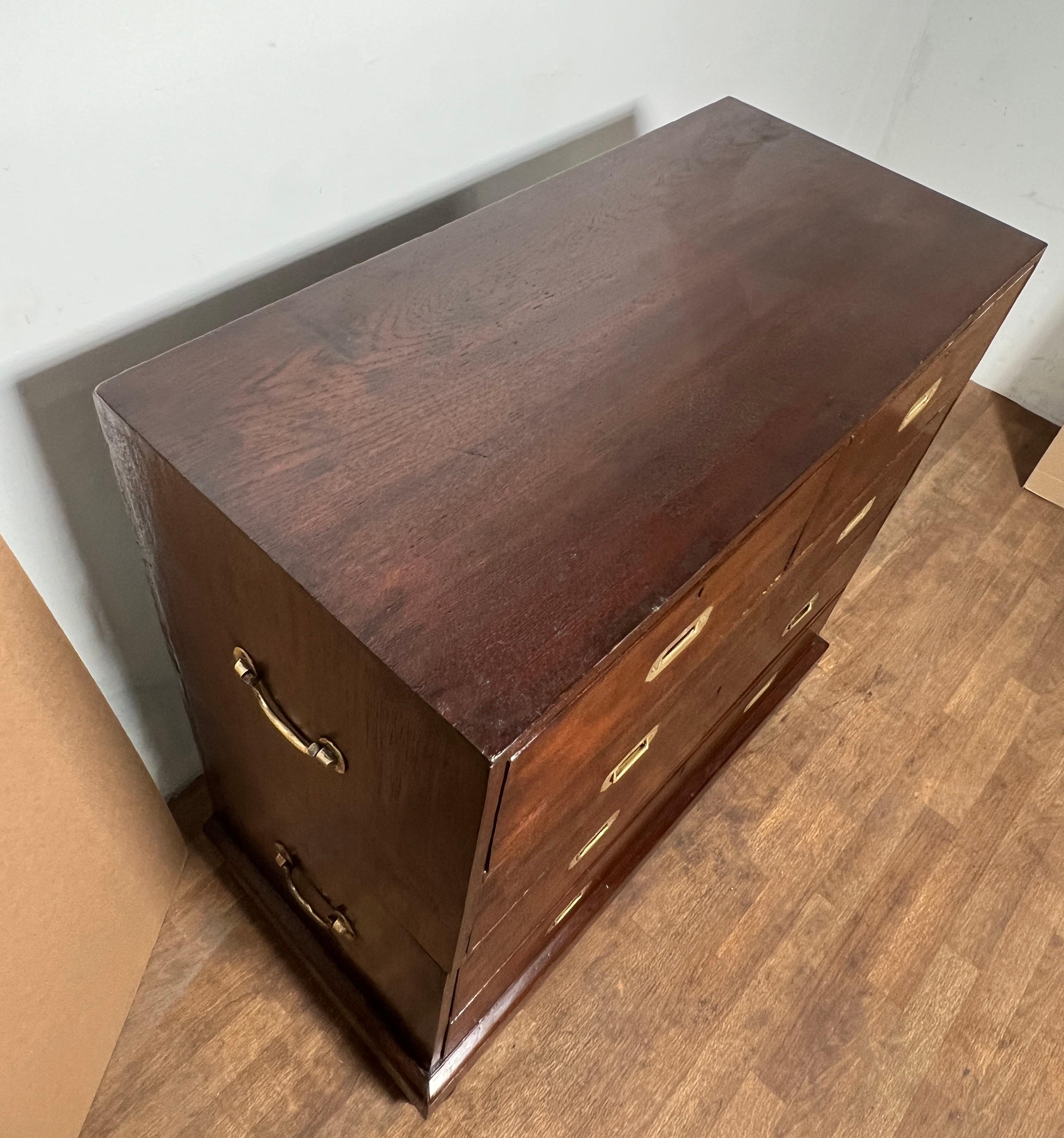 Campagne Ancienne commode de campagne britannique du 19e siècle en acajou, deux pièces en vente