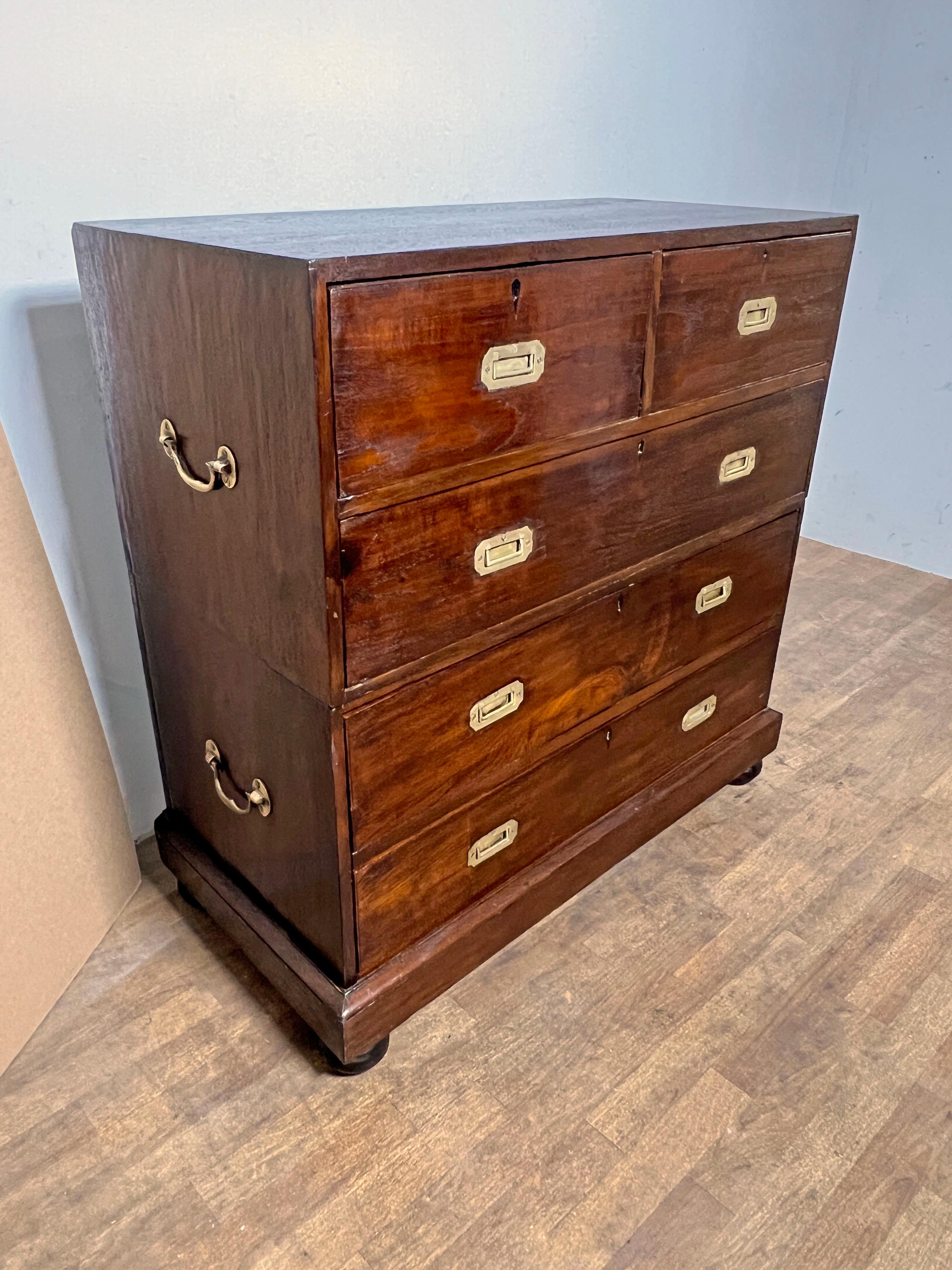 Britannique Ancienne commode de campagne britannique du 19e siècle en acajou, deux pièces en vente