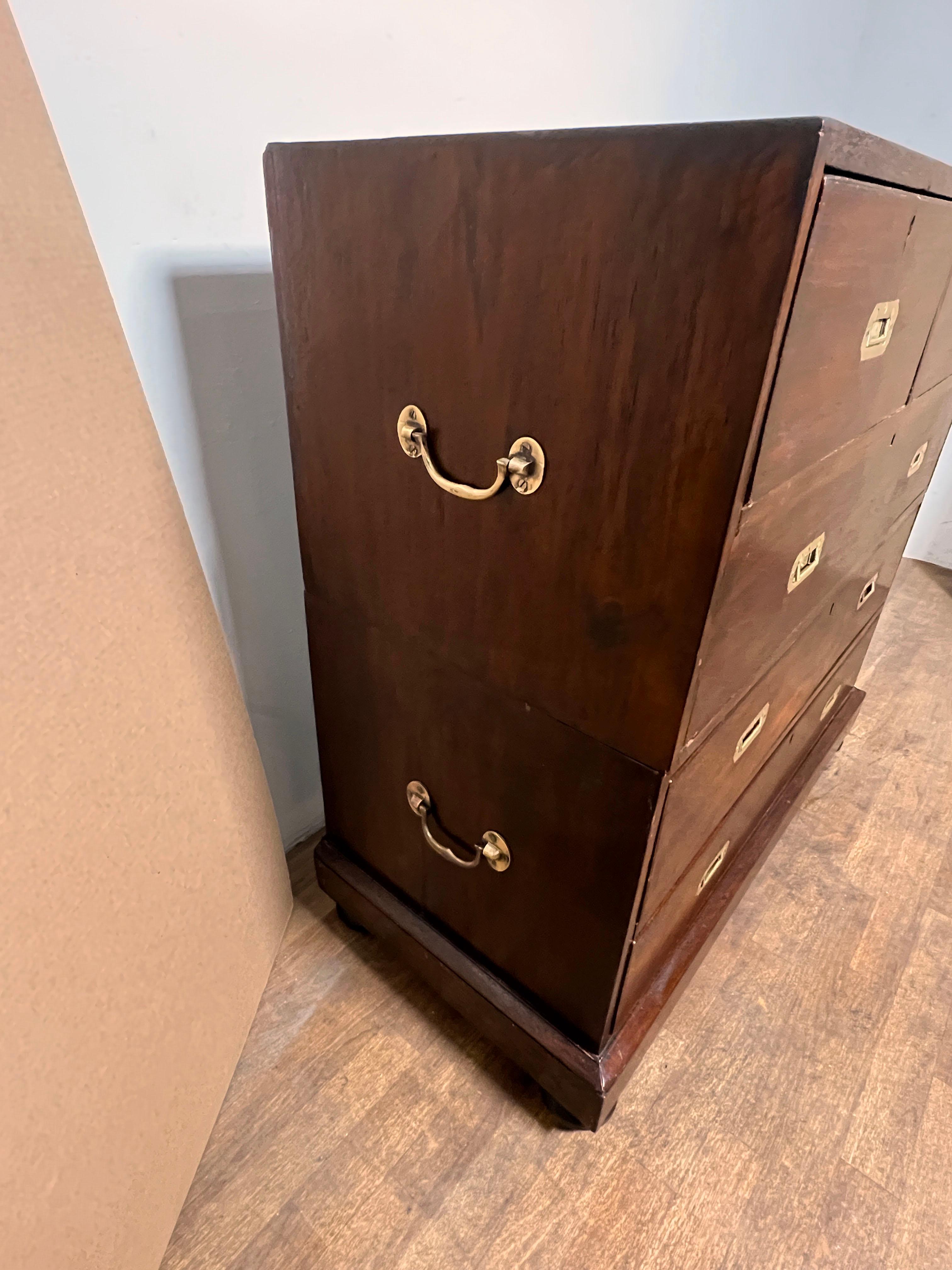 Ancienne commode de campagne britannique du 19e siècle en acajou, deux pièces Bon état - En vente à Peabody, MA