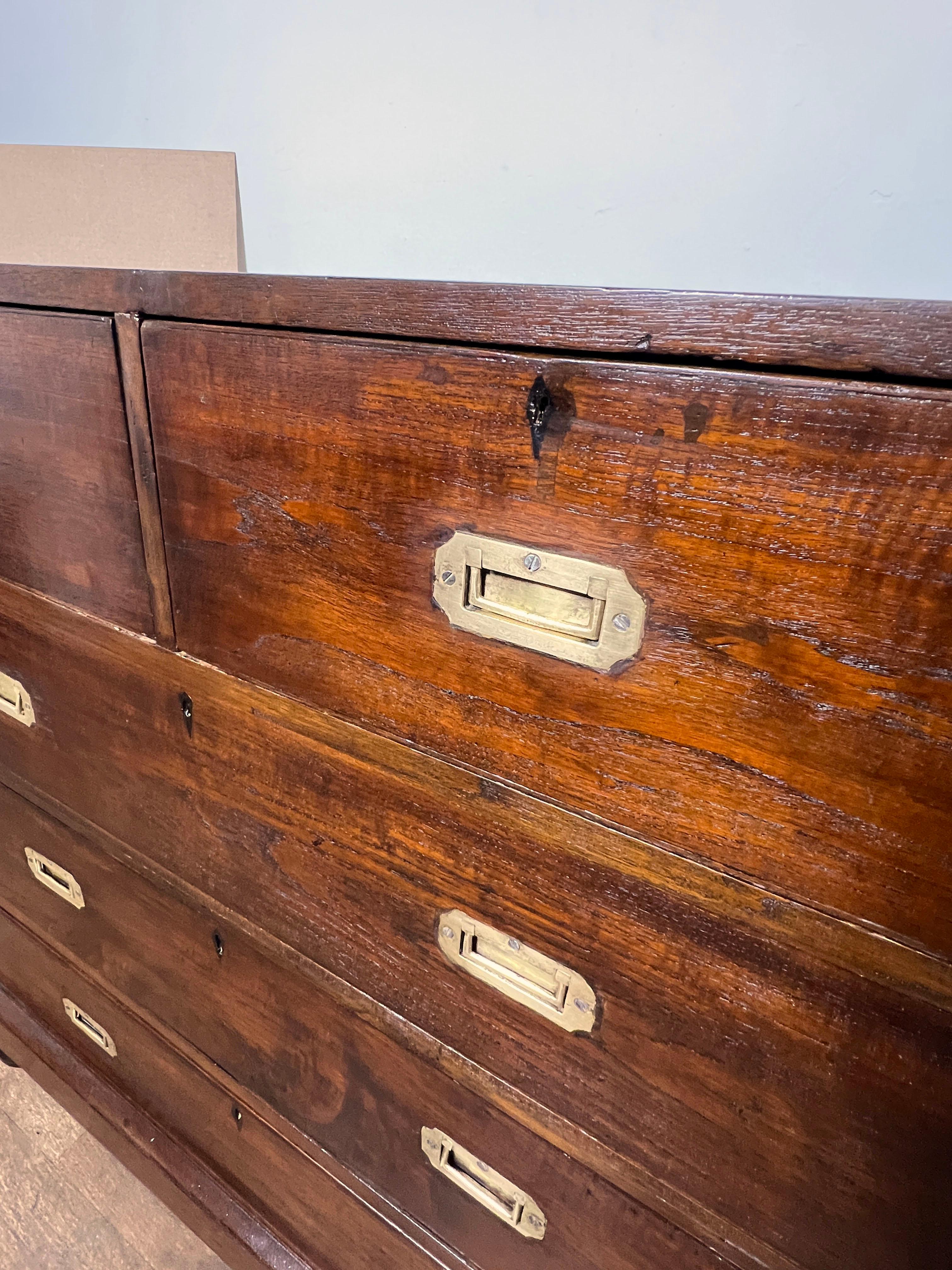 Laiton Ancienne commode de campagne britannique du 19e siècle en acajou, deux pièces en vente