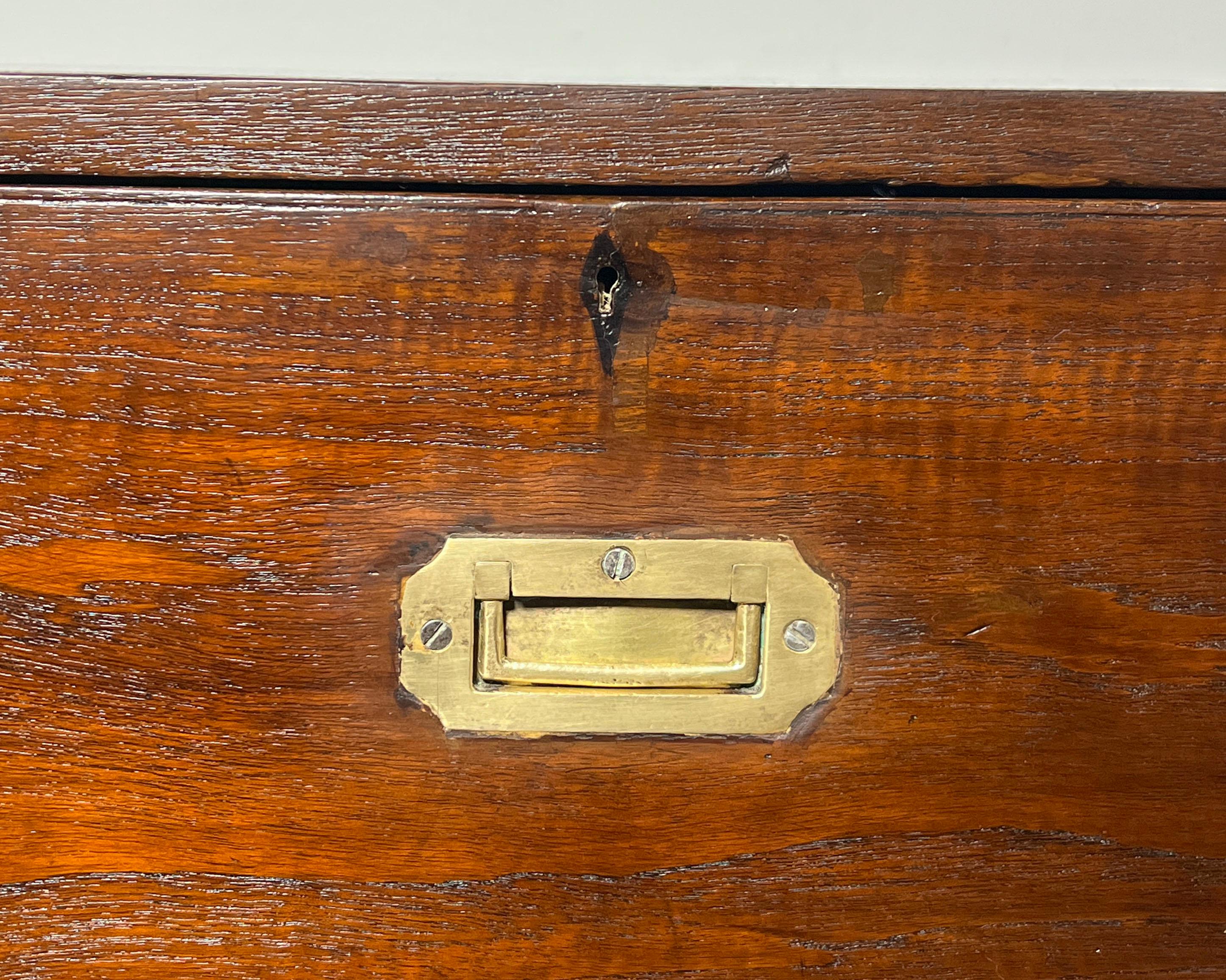Ancienne commode de campagne britannique du 19e siècle en acajou, deux pièces en vente 1