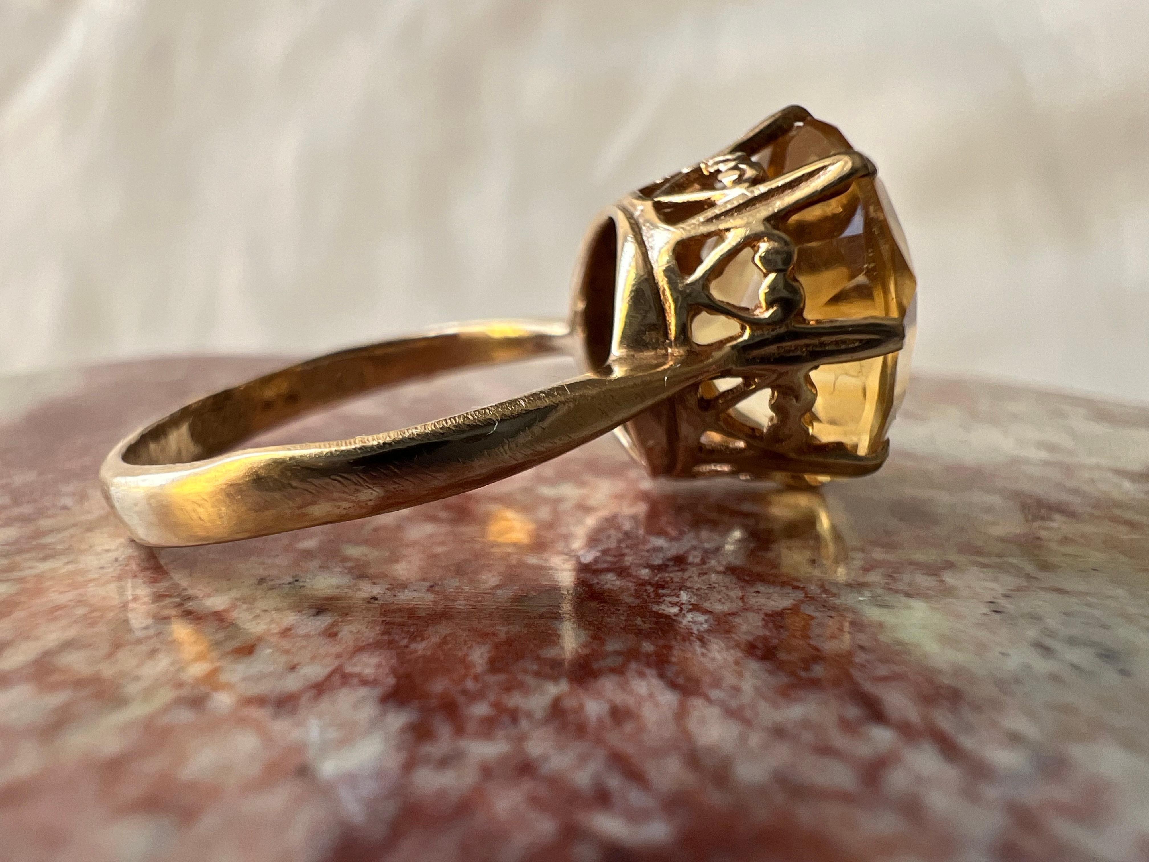 Guten Tag!

Zum Verkauf steht ein antiker Ring aus Citrin und Gold. Der Stein ist ein großer 13mm (etwa 8,5cts) Citrin, der Stein ist eine sehr schöne blasse Goldfarbe. Das Gold ist 15kt, eine Goldlegierung, die typisch für das antike Großbritannien