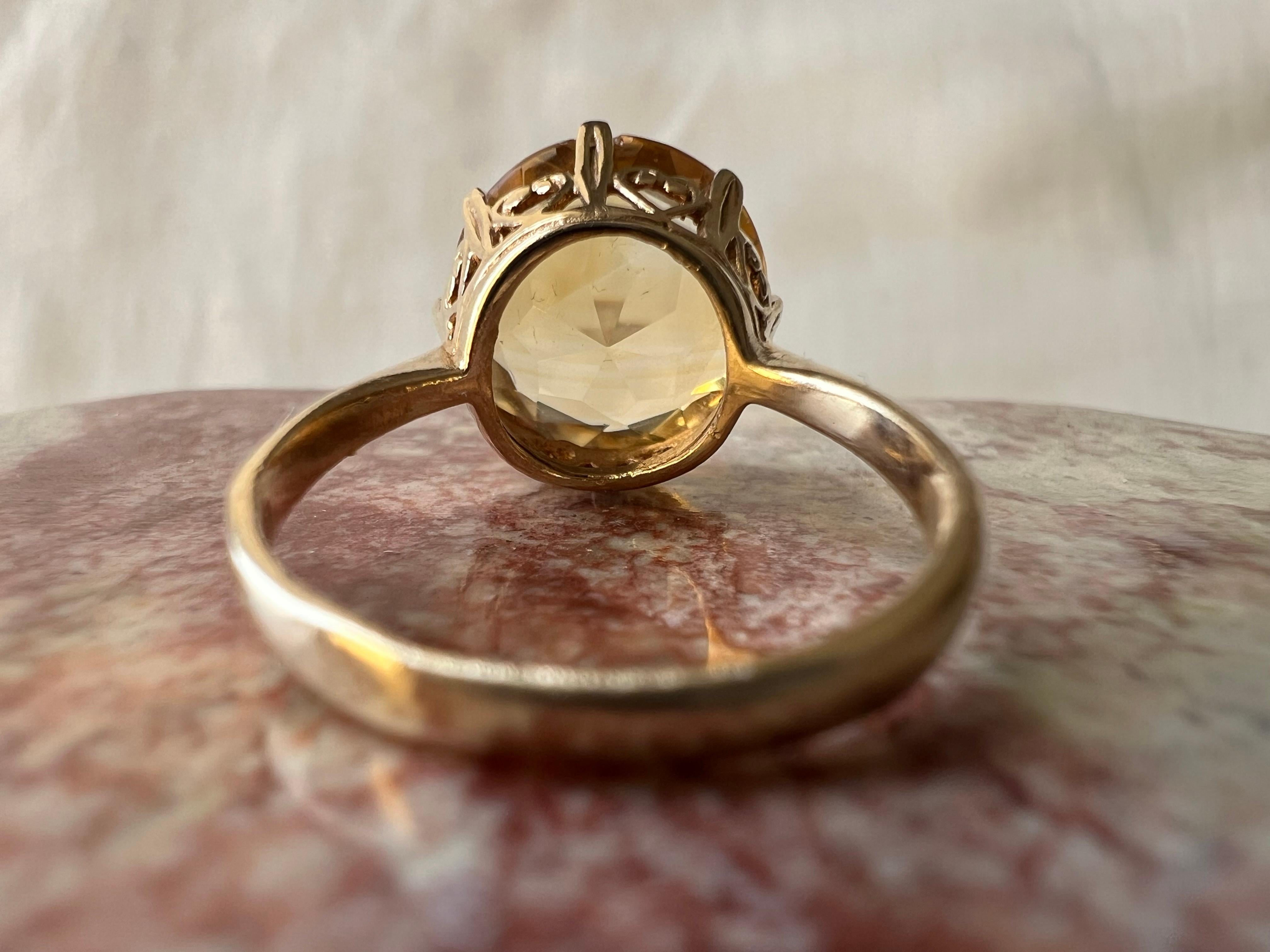 Antiker britischer Ring aus 8,5 Karat Citrin und 15 Karat Gold (Rundschliff)