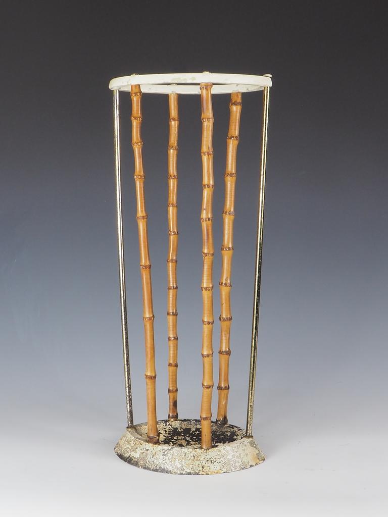Ancien porte-parapluies en bambou et fonte britannique Artis, fabriqué à la fin du 19e siècle par le célèbre Artis de Birmingham.

Eleg illustre l'élégance et la sensibilité artistique de la période esthétique. Le stand présente une combinaison