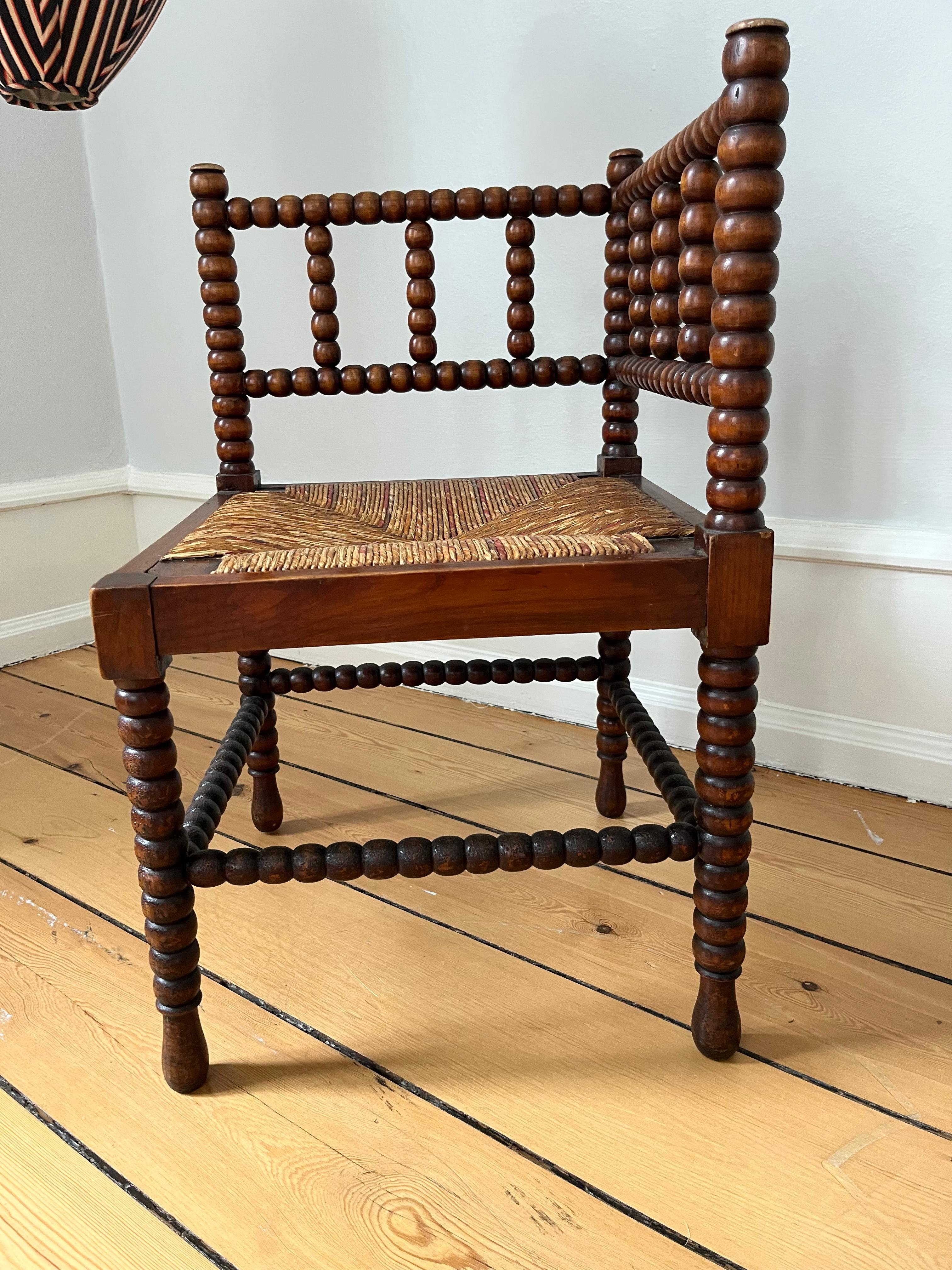 Antique British bobbin turned corner chair with rush seat In Good Condition In Frederiksberg C, DK