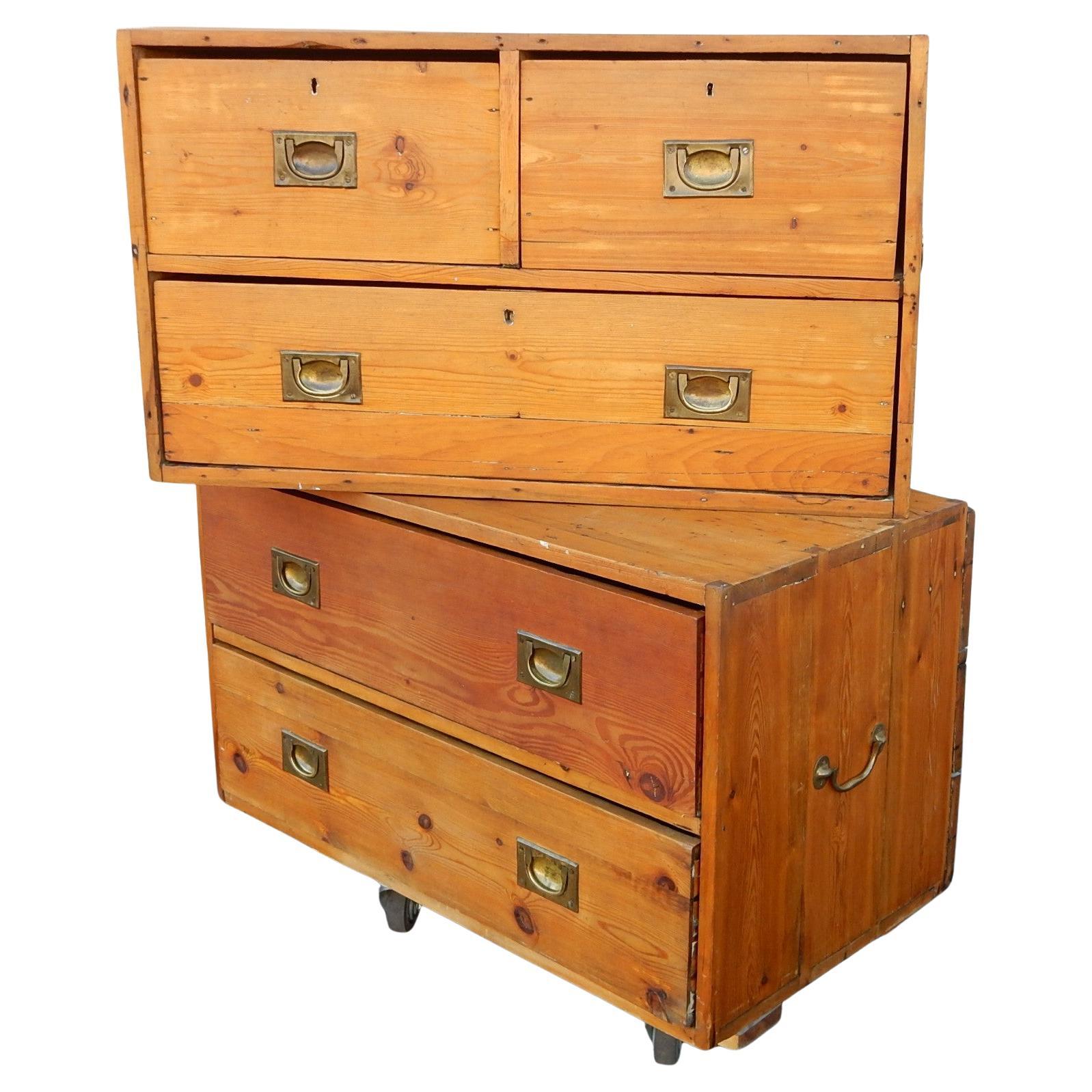 Wunderschöne primitive britische Kiefer Kampagne 2 Stück Kommode Brust Set, circa 1900. Hergestellt aus antikem Kiefernholz mit wunderschöner alter Patina. 
Insgesamt 5 Schubladen.  Messing-Schloss-Mechanismus ist markiert 